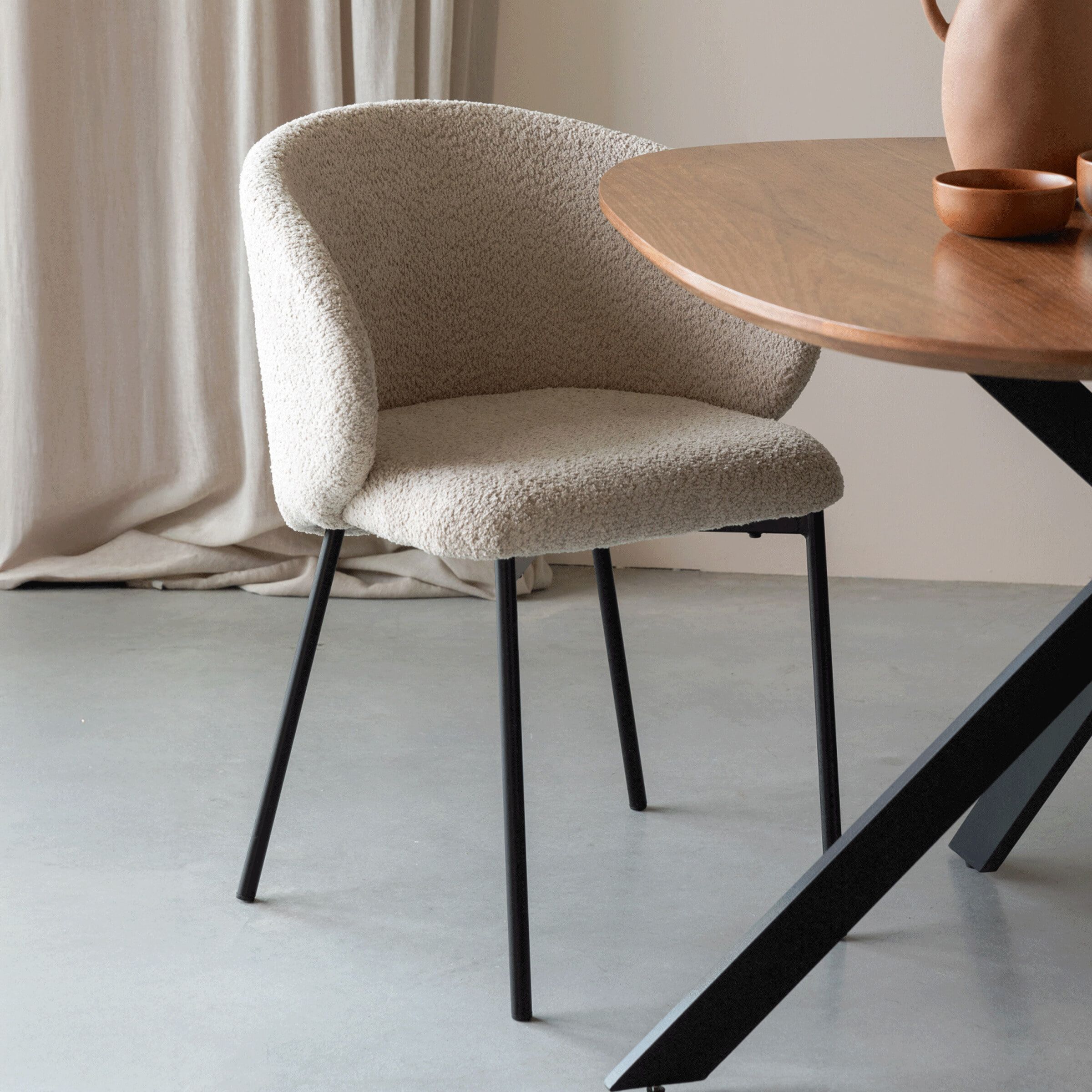Elegant en Comfortabel: ZILT Dondrea Bouclé Eetkamerstoel in Off White