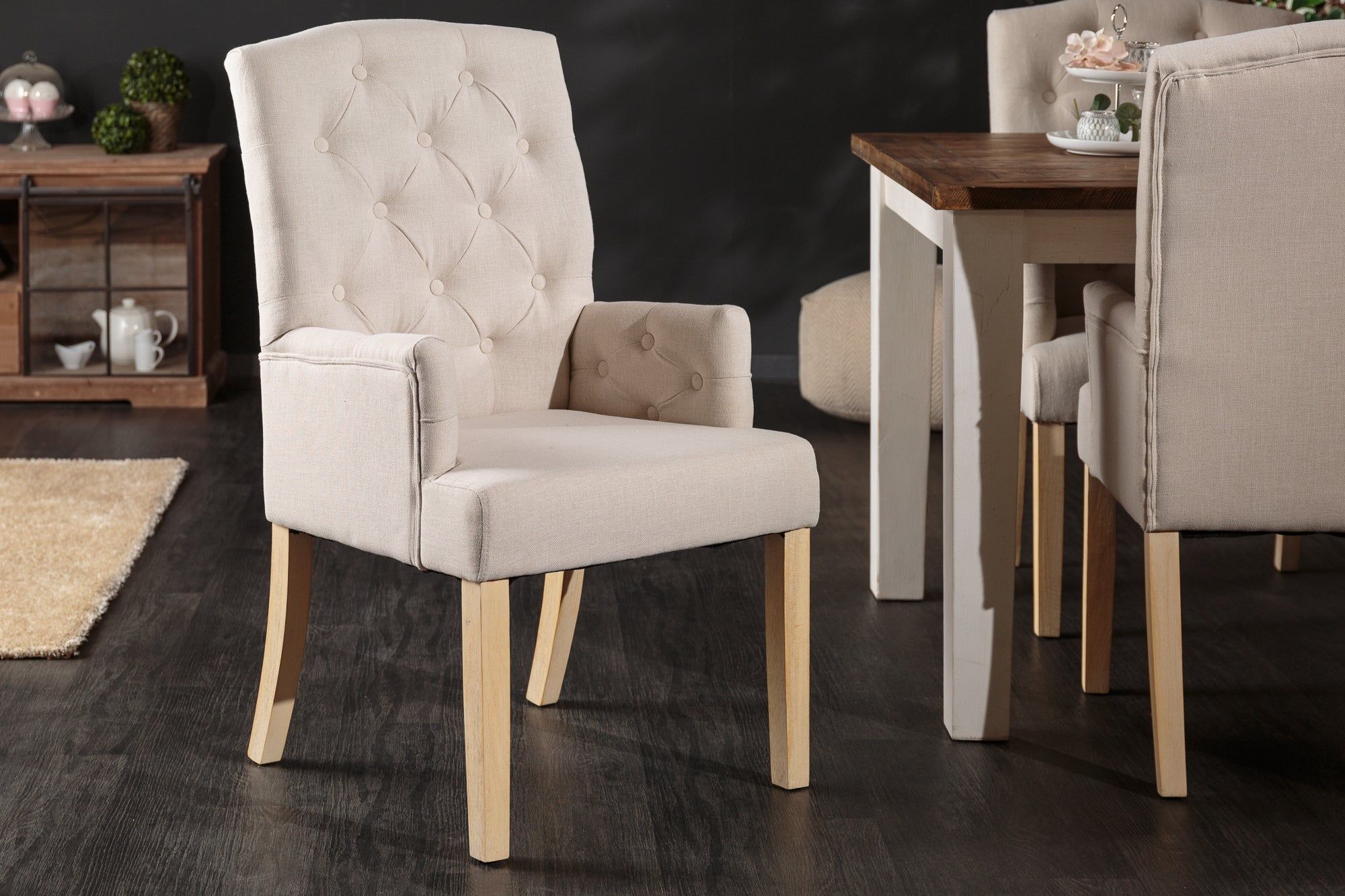 Elegant fauteuil CASTLE in zacht beige – Landelijke Chesterfield luxe