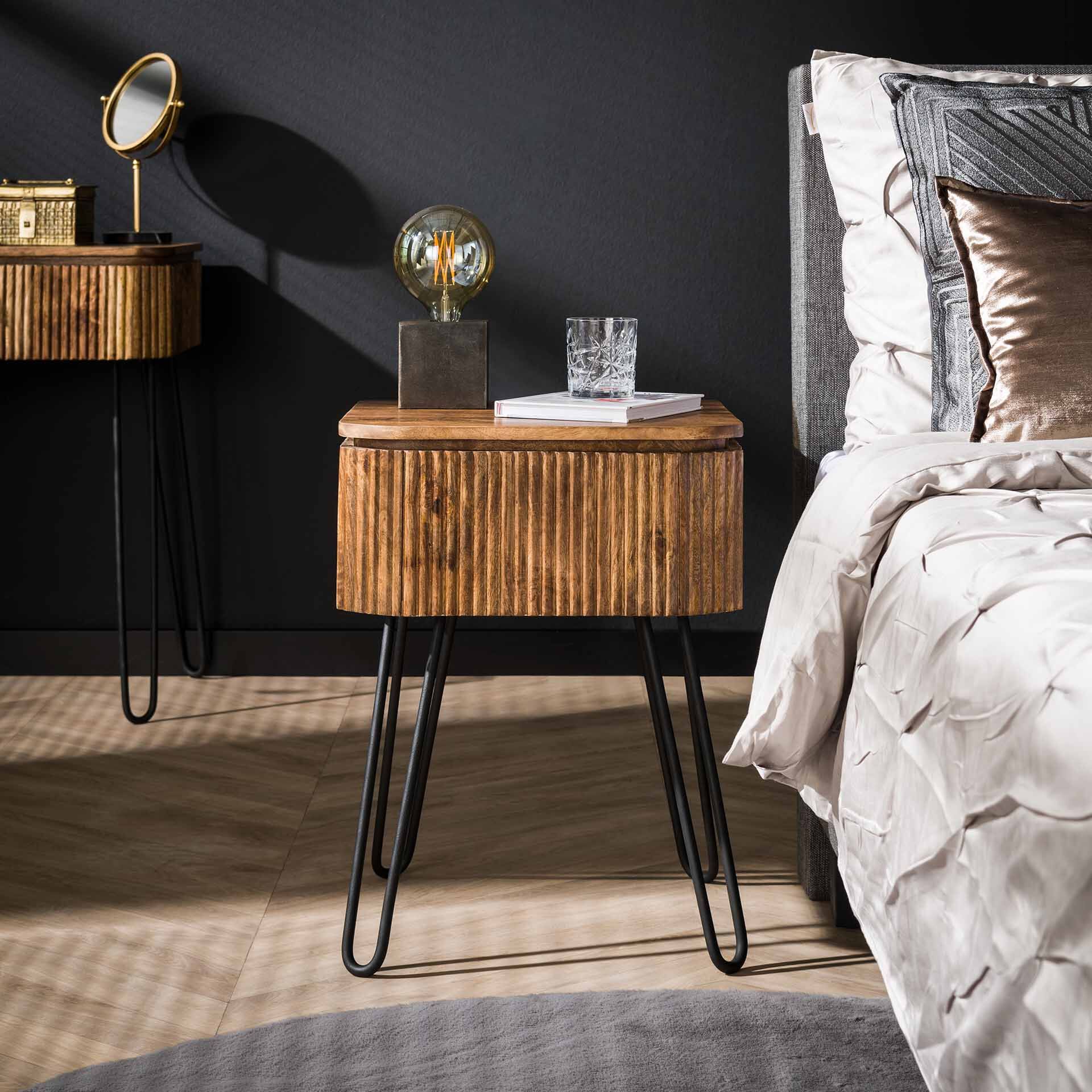 Elegant nachtkastje Sharmila van LifestyleFurn – massief mangohout met speelse lade