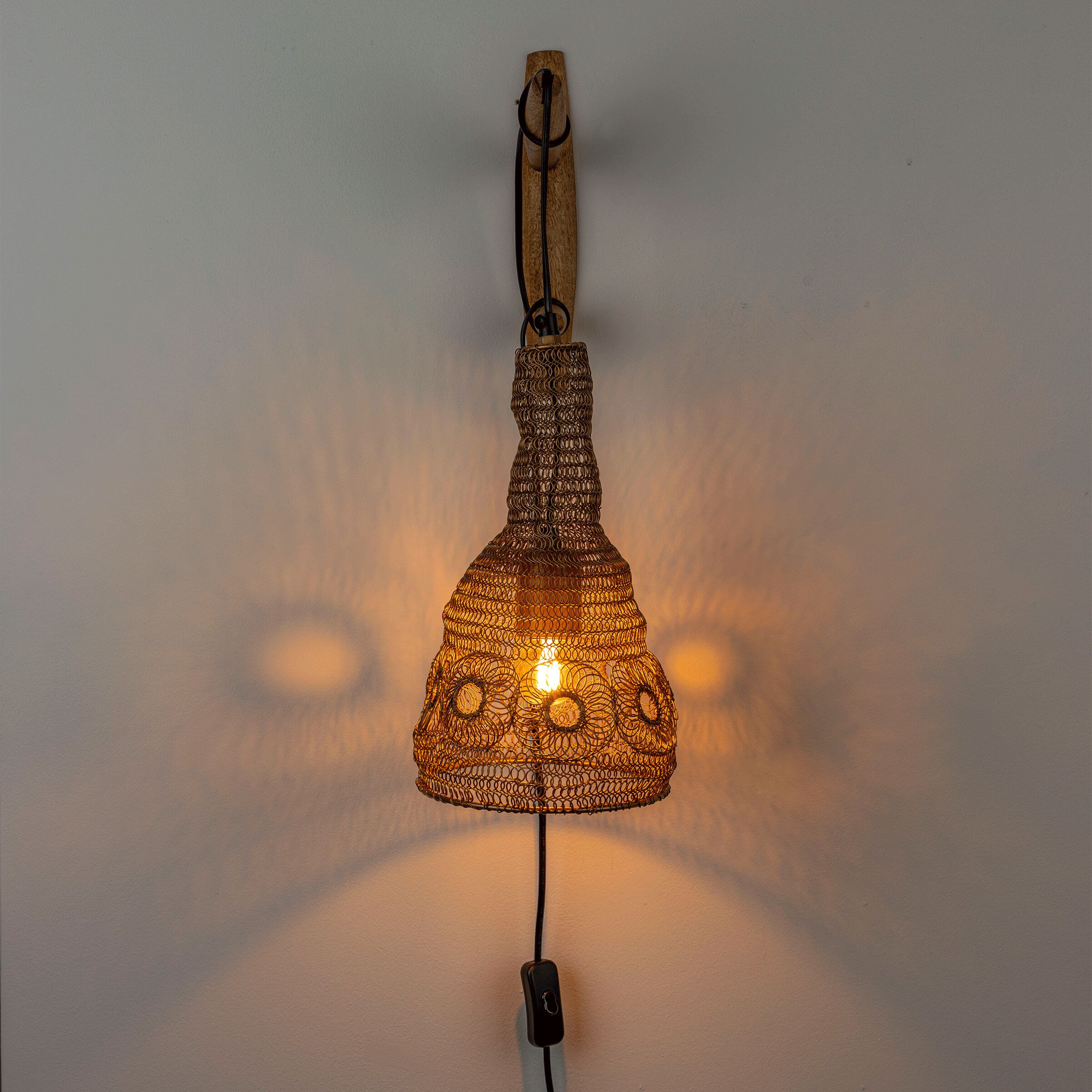 Elegant verlichte muur met de ZILT Wandlamp Pouel – Goud