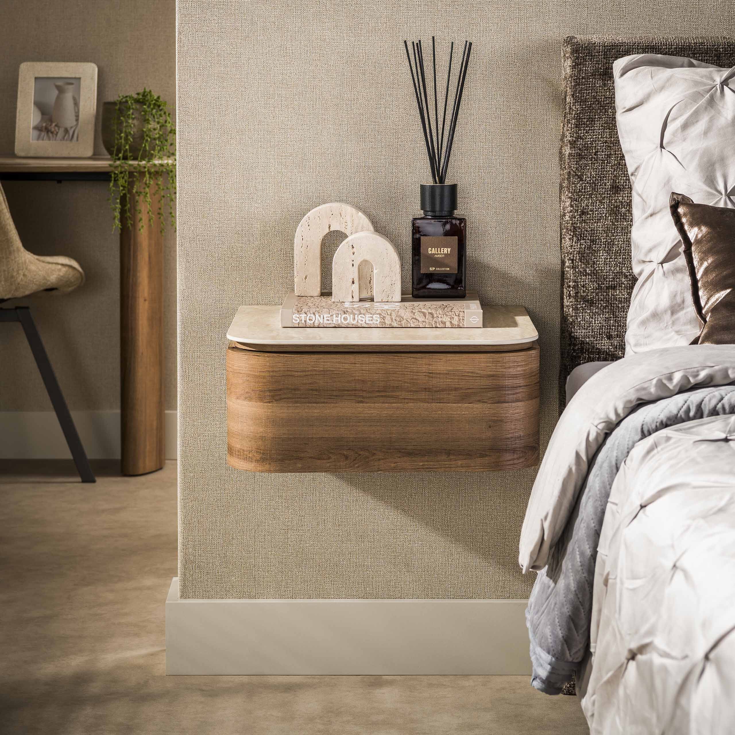 Elegant zwevend nachtkastje Nikka – warm bruin met eiken‑ en travertinlook