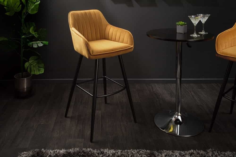 Elegante barkruk TURIN – Mustard Yellow Velvet met decoratieve stiksels en armleuning