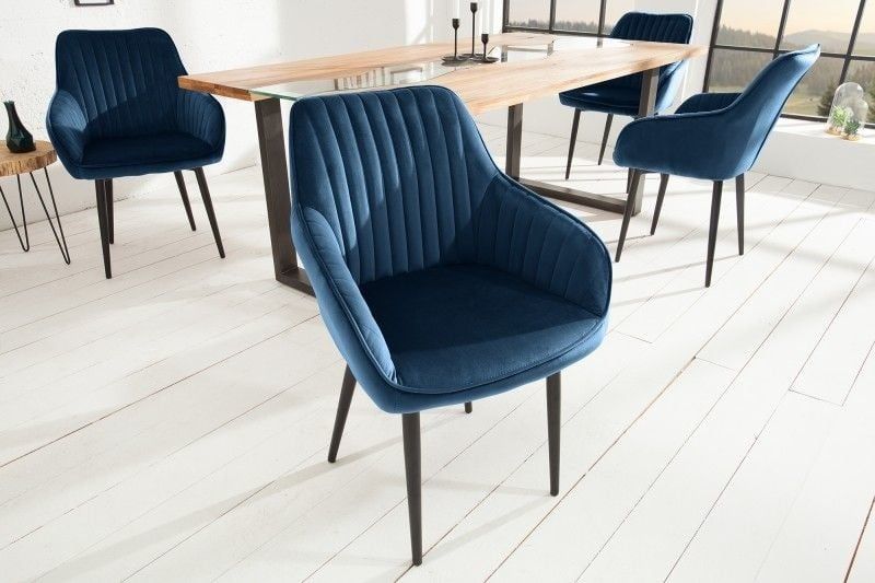 Elegante Turiijn armleuningstoel in koningsblauw fluweel – luxueus comfort voor de eetkamer