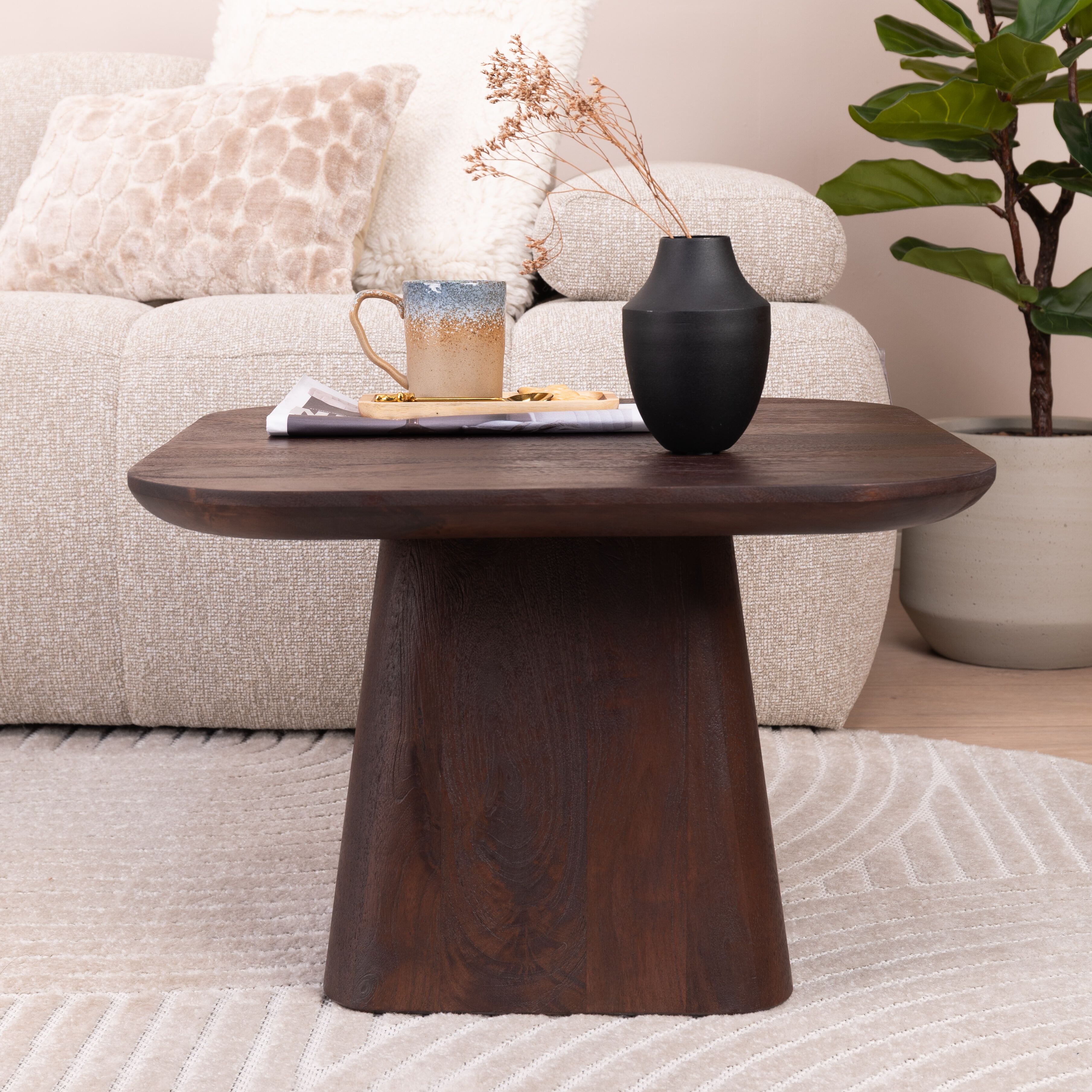 Eleonora Bijzettafel Aron in Mangohout – Compacte Vierkante Accent voor Elk Interieur