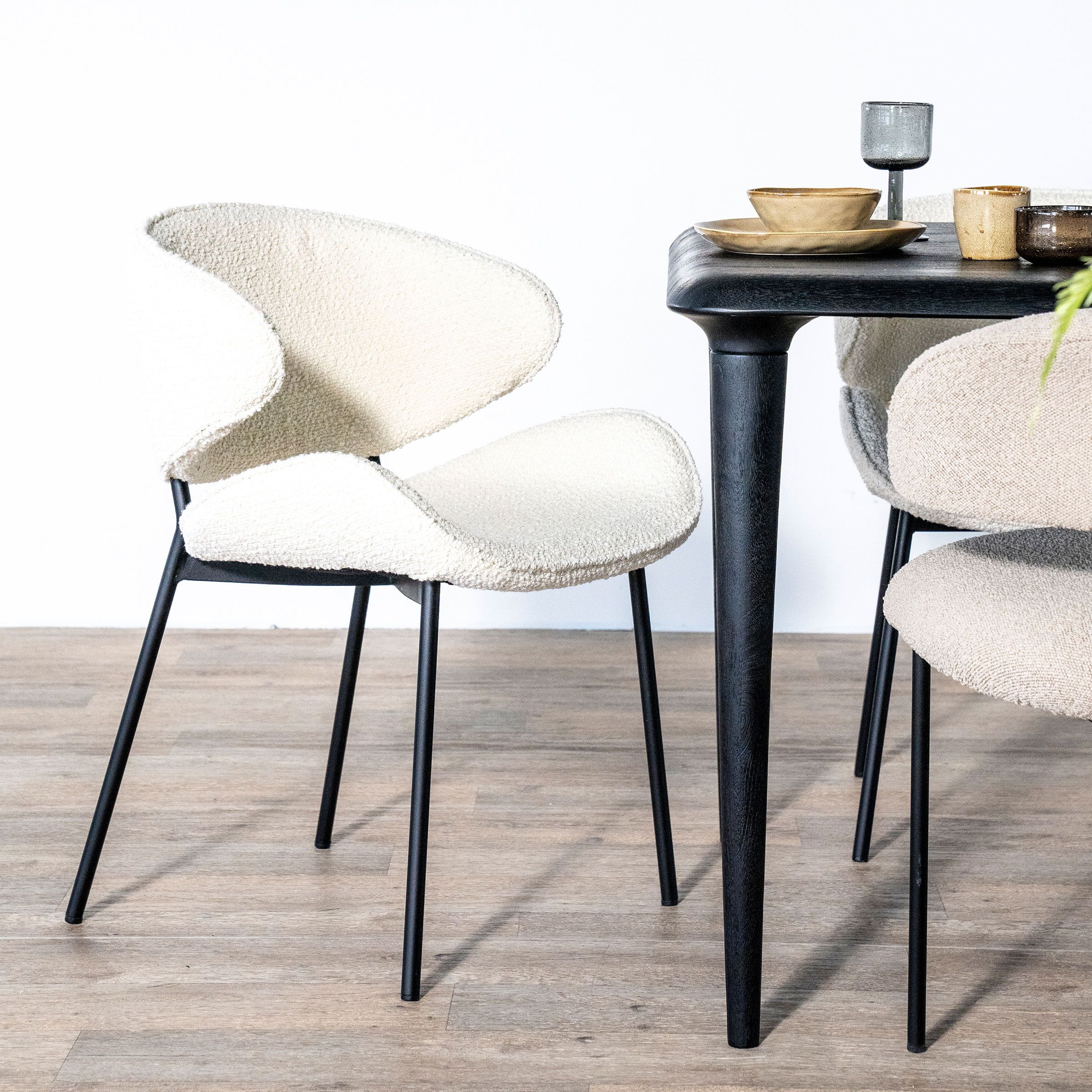 Eleonora Eetkamerstoel Tess Bouclé – Beige, elegant en uitnodigend