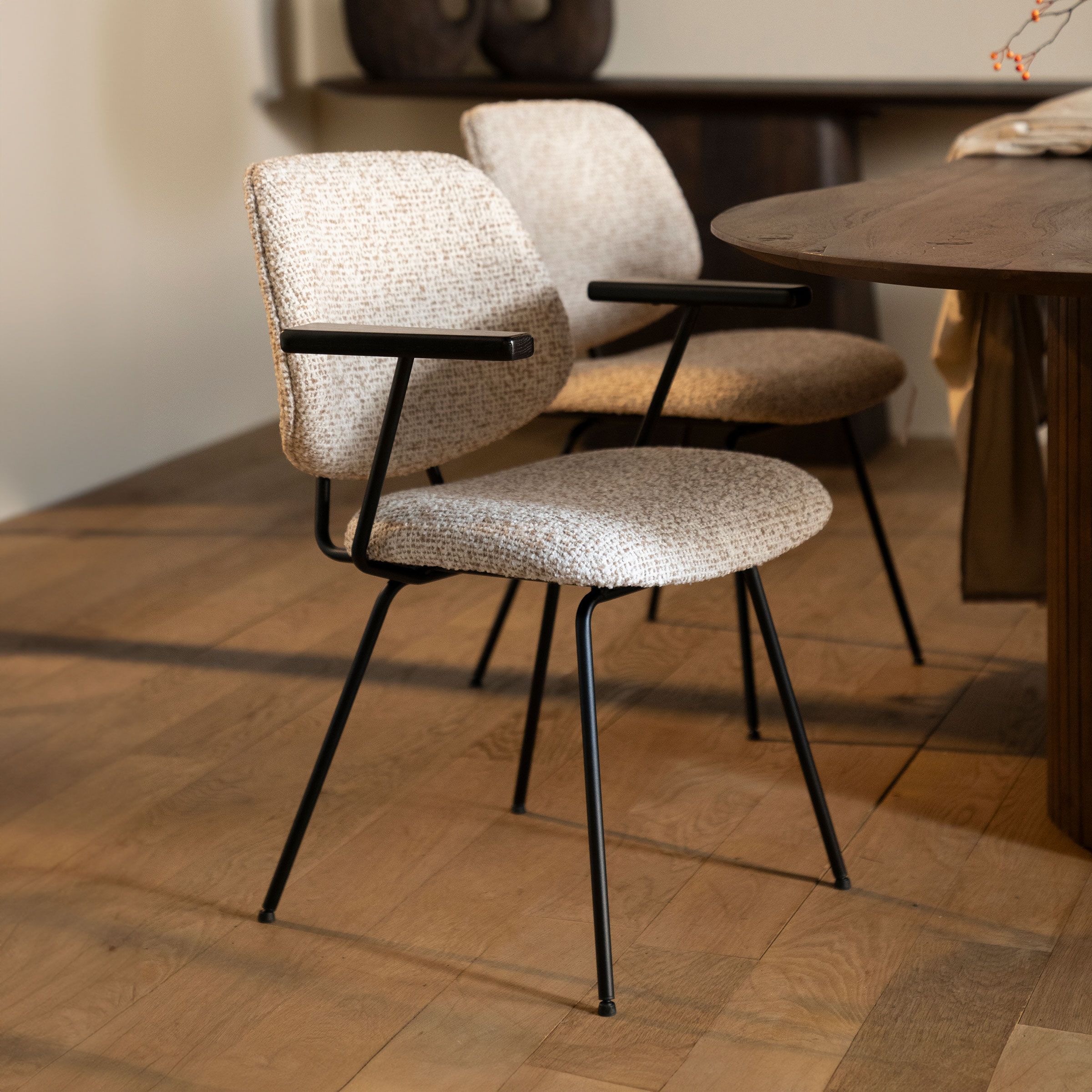 Eleonora Jon eetkamerstoel met armleuning – stijlvol comfort in beige