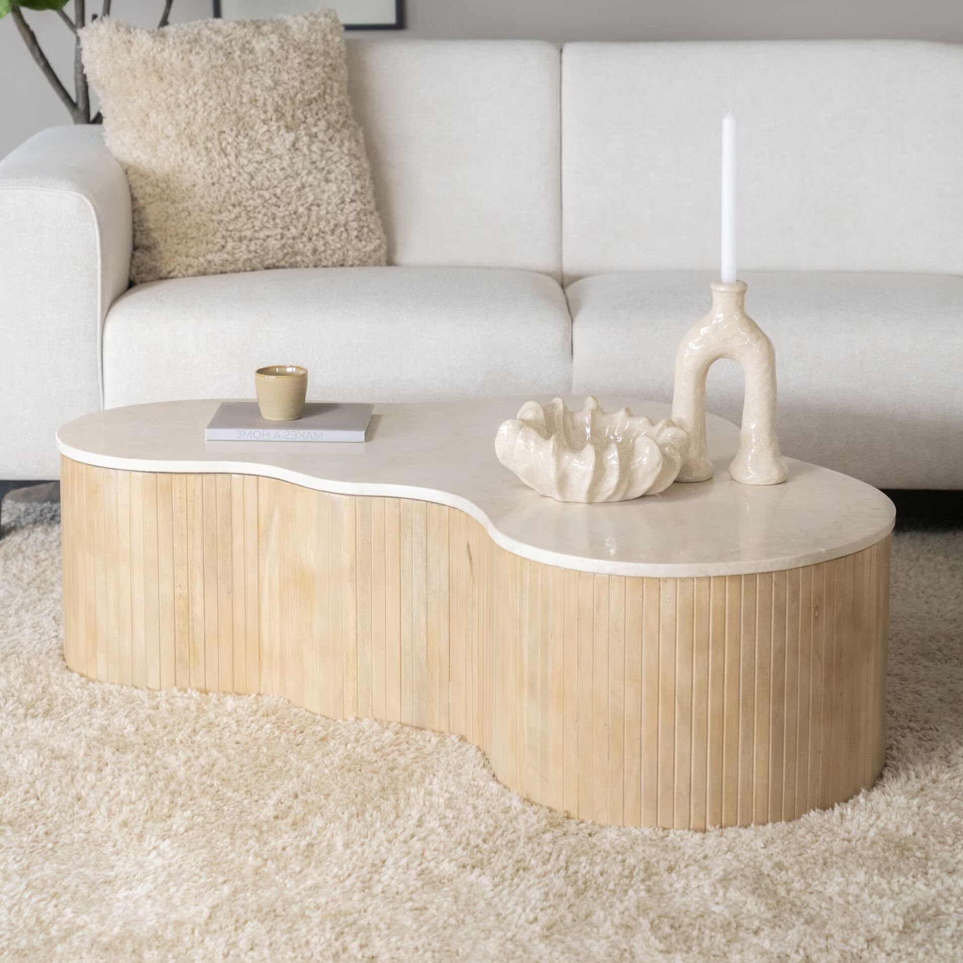 Eleonora Kira – Organische salontafel van mangohout en marmer, 129 × 84 cm (Japandi)