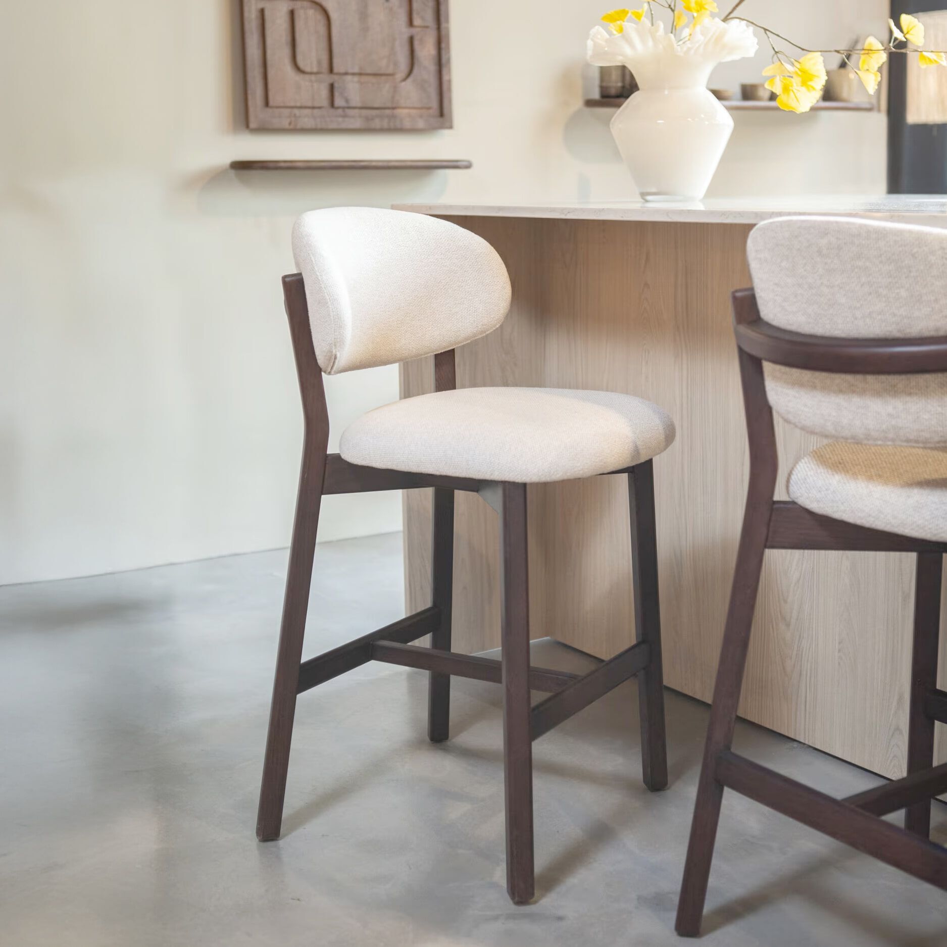 Eleonora Mikky Barstoel – Stijlvolle eikenhouten barkruk in Beige/Bruin