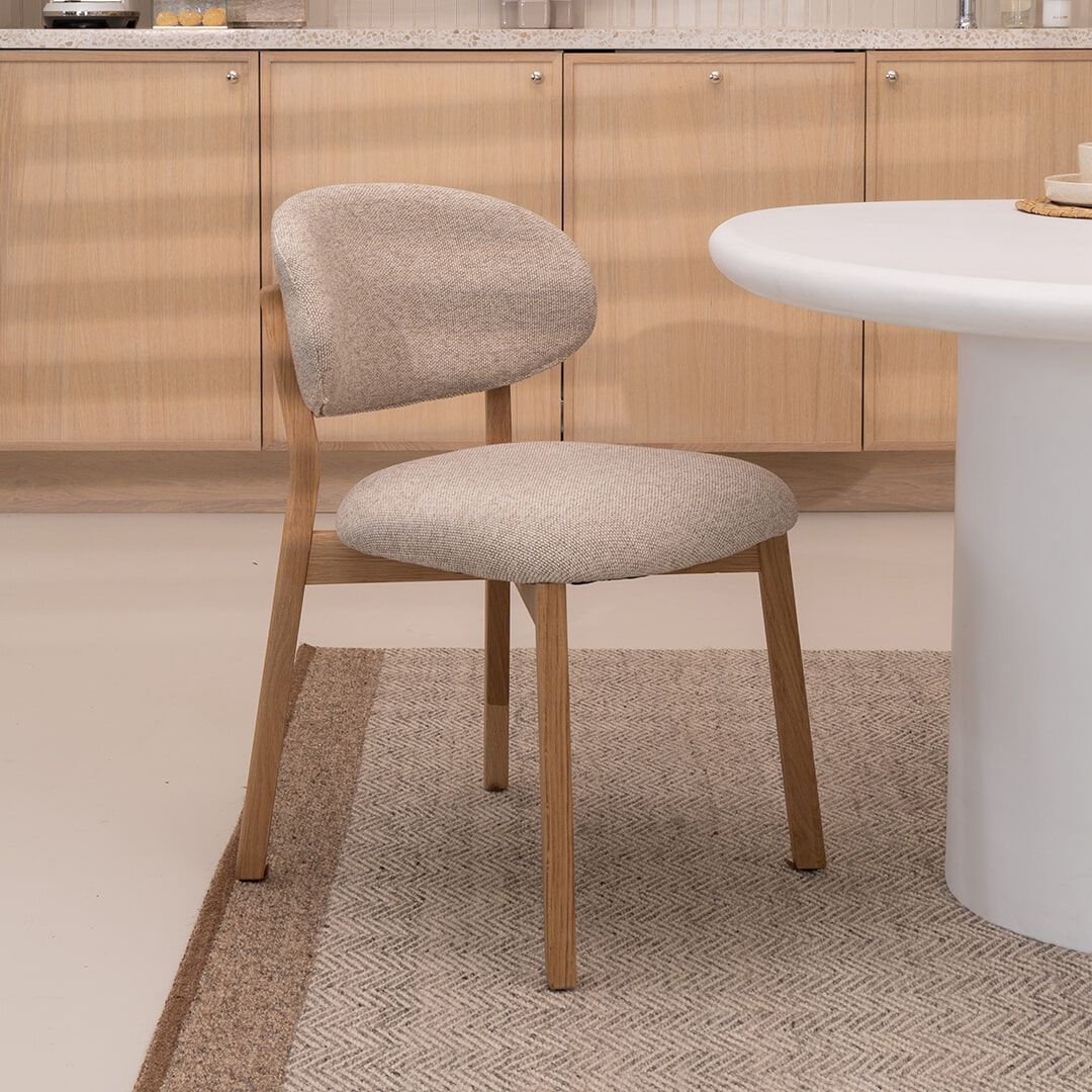 Eleonora Mikky Eetkamerstoel – Taupe/Naturel, een stijlvolle combinatie van eikenhout en stof