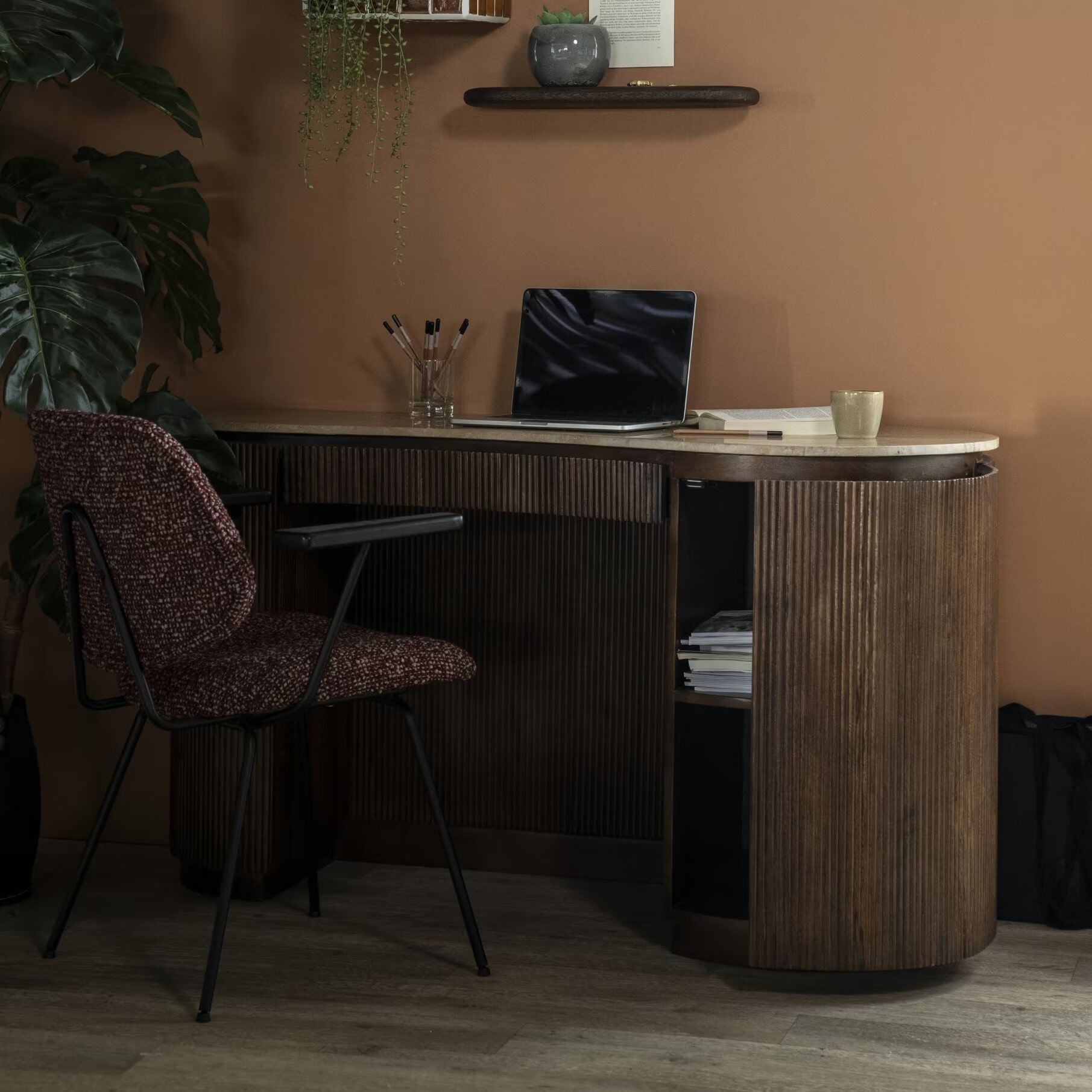 Eleonora Organisch Bureau Mari – Mangohout & Travertin, 129×60 cm, Bruin
