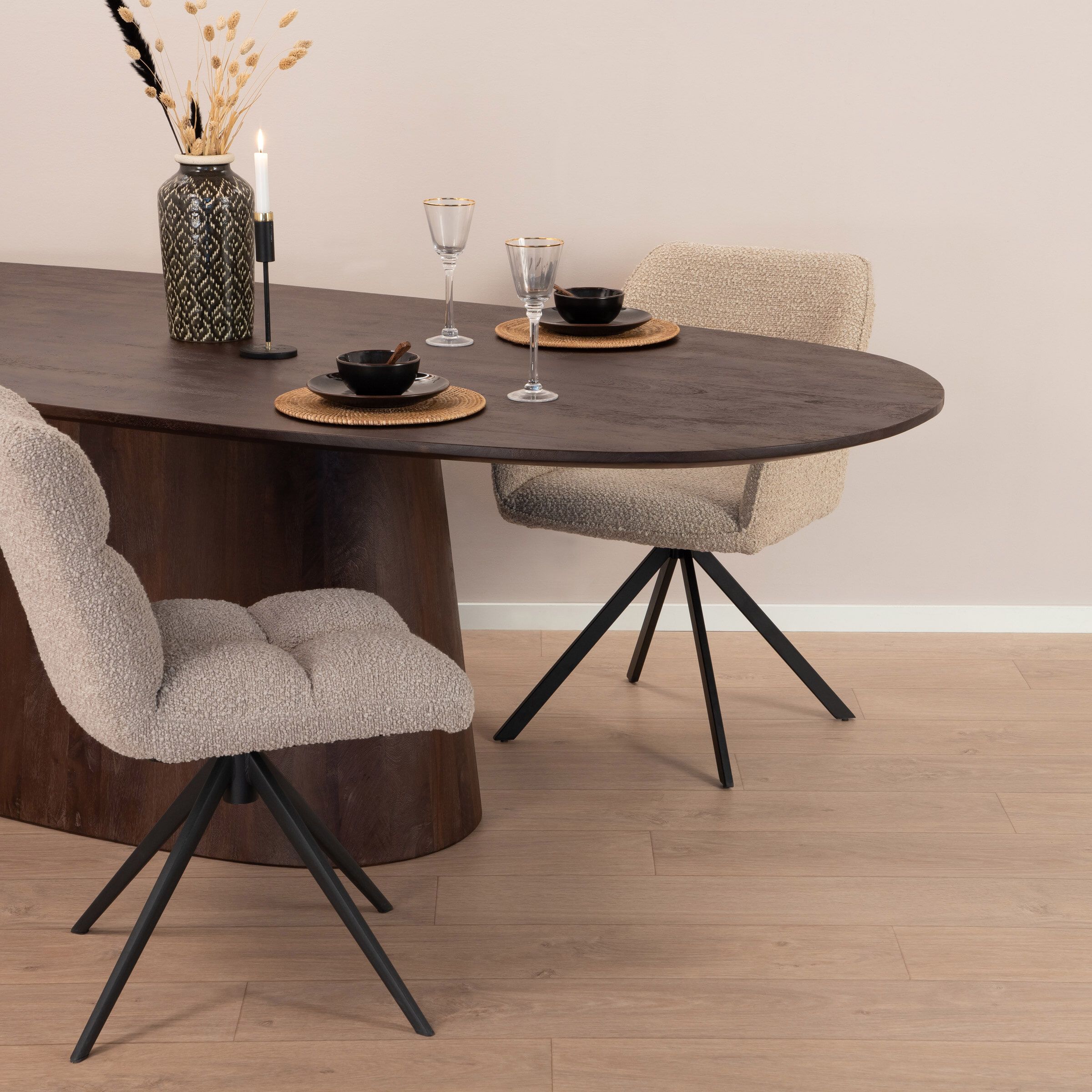 Eleonora Ovale eettafel Aron – Strakke mangohouten uitstraling in bruine tint