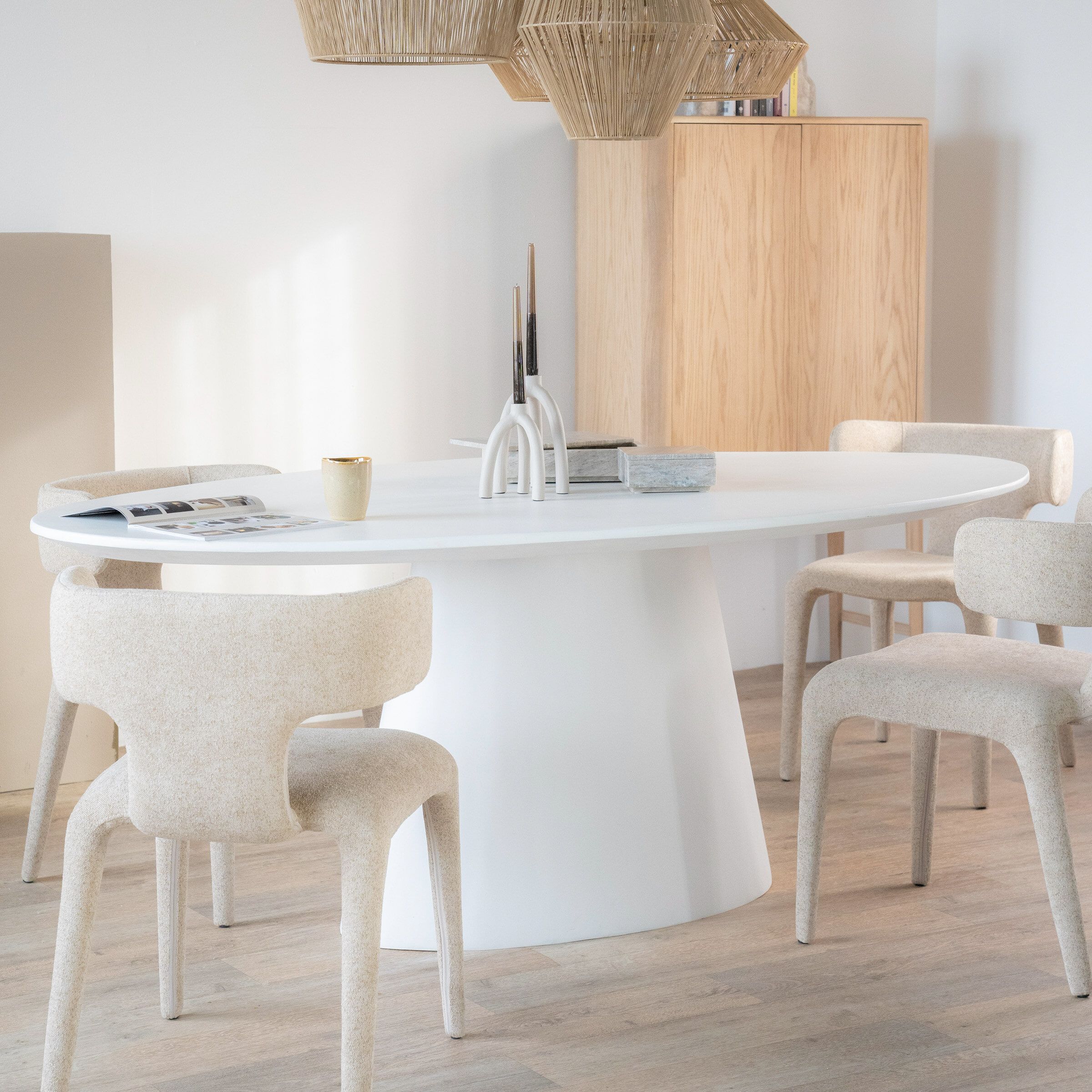 Eleonora Ovale Eettafel Elin – Strakke witte tafel voor stijlvolle eetgelegenheden
