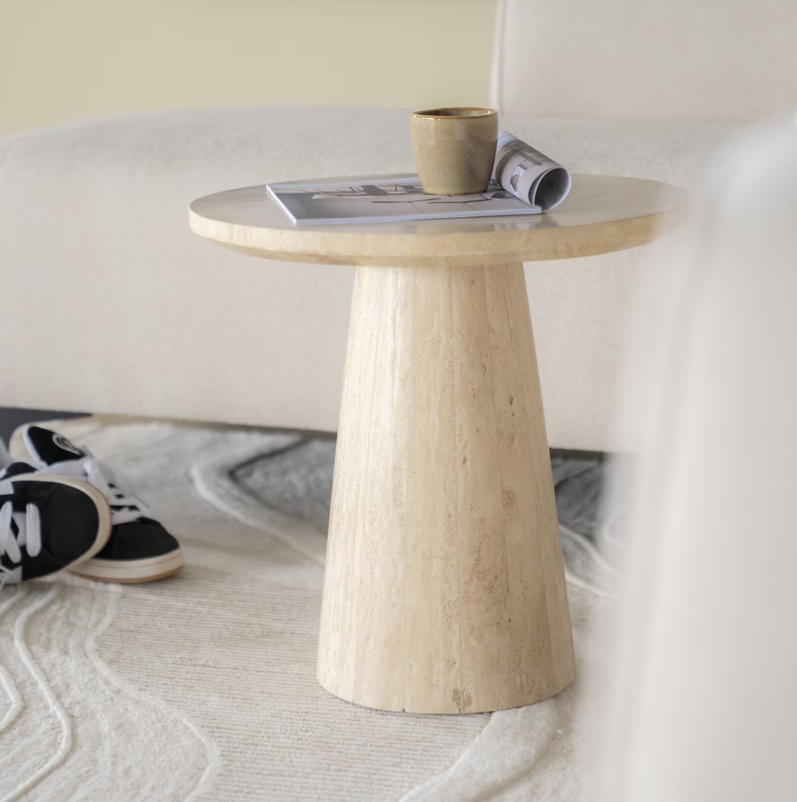 Eleonora ronde bijzettafel Aime in travertin – compacte elegantie voor elke ruimte
