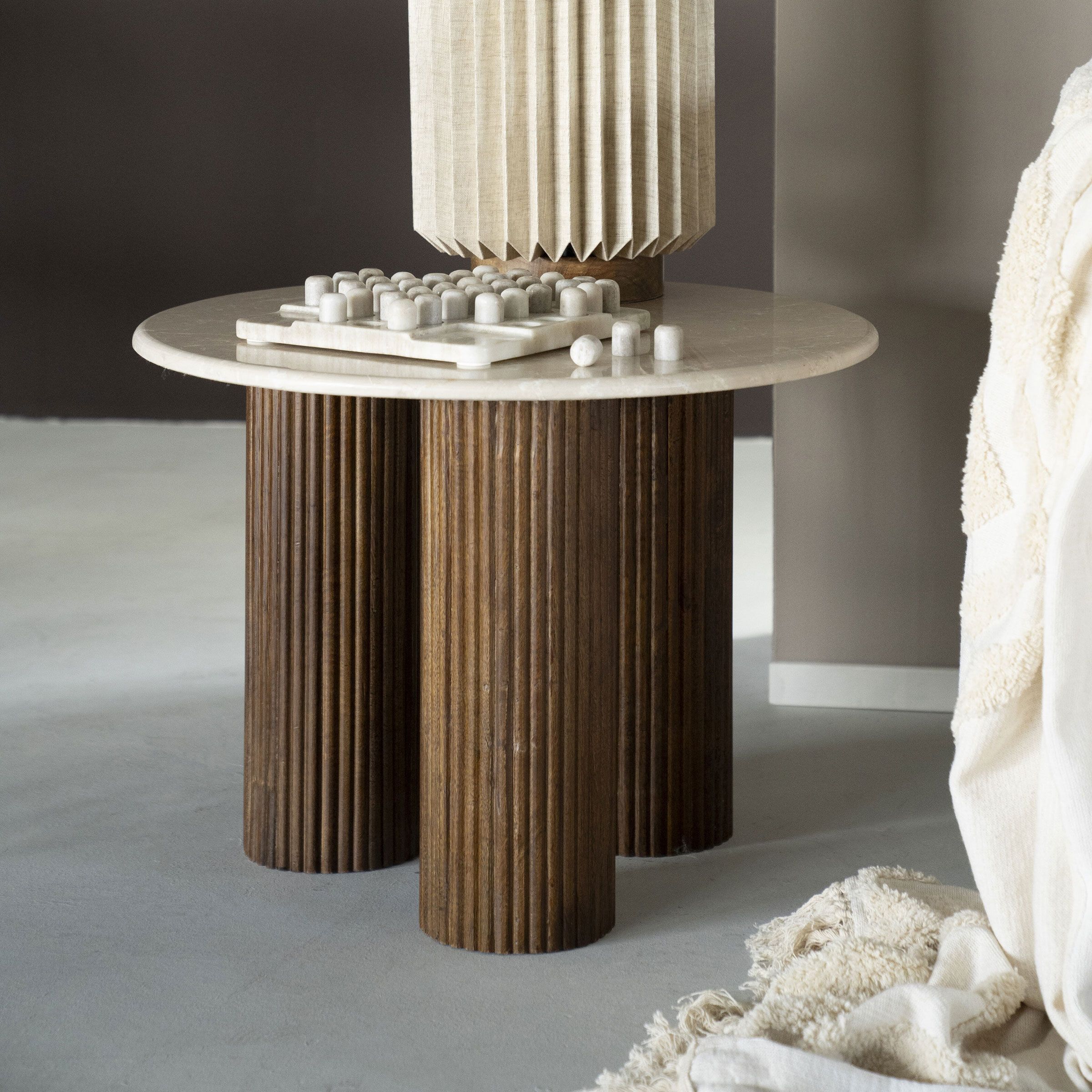 Eleonora Ronde Bijzettafel Xavi – Marmer & Mangohout, 60 cm, luxe en compact