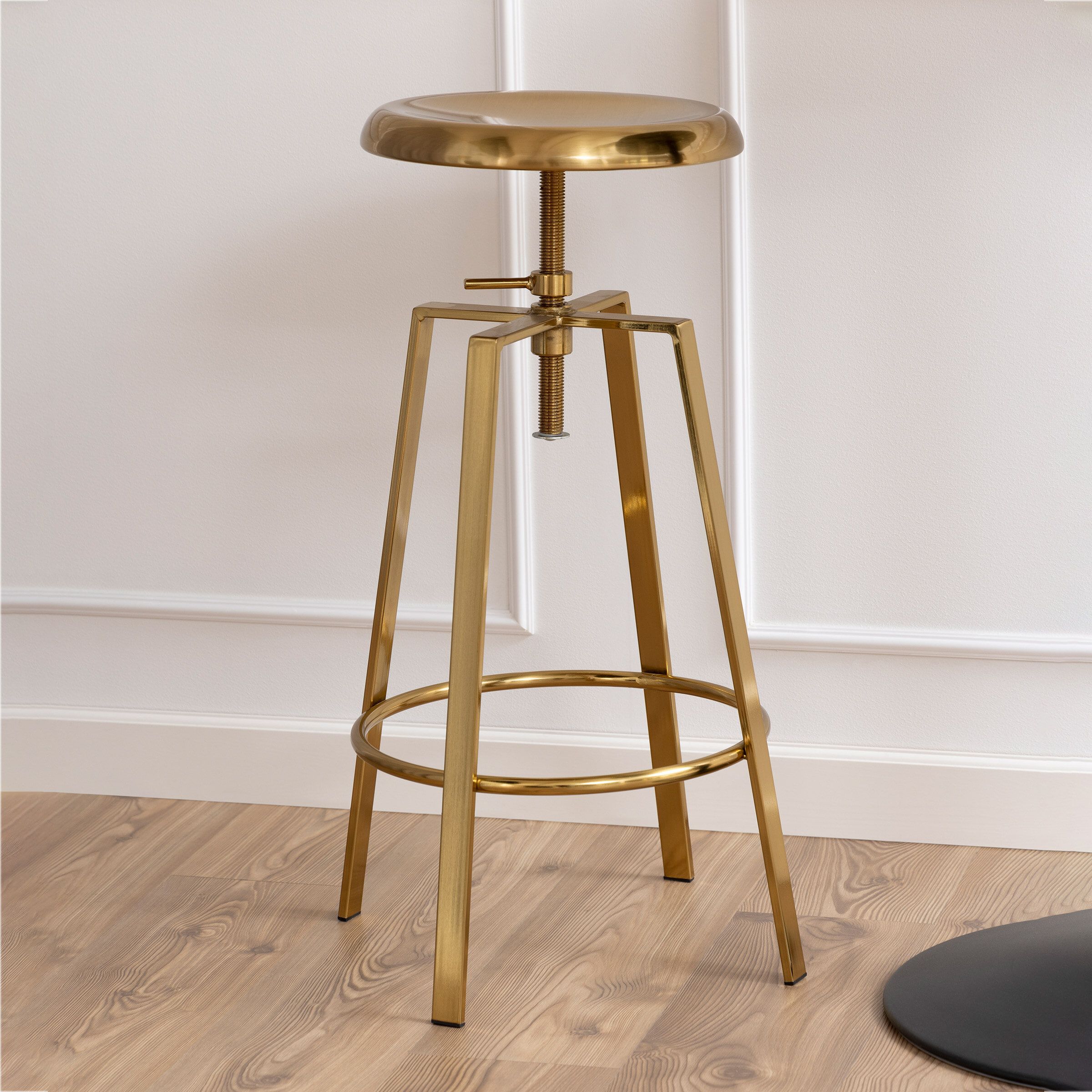 Ella Barkruk in Brass – Moderne Industriële Elegantie voor thuis en op kantoor