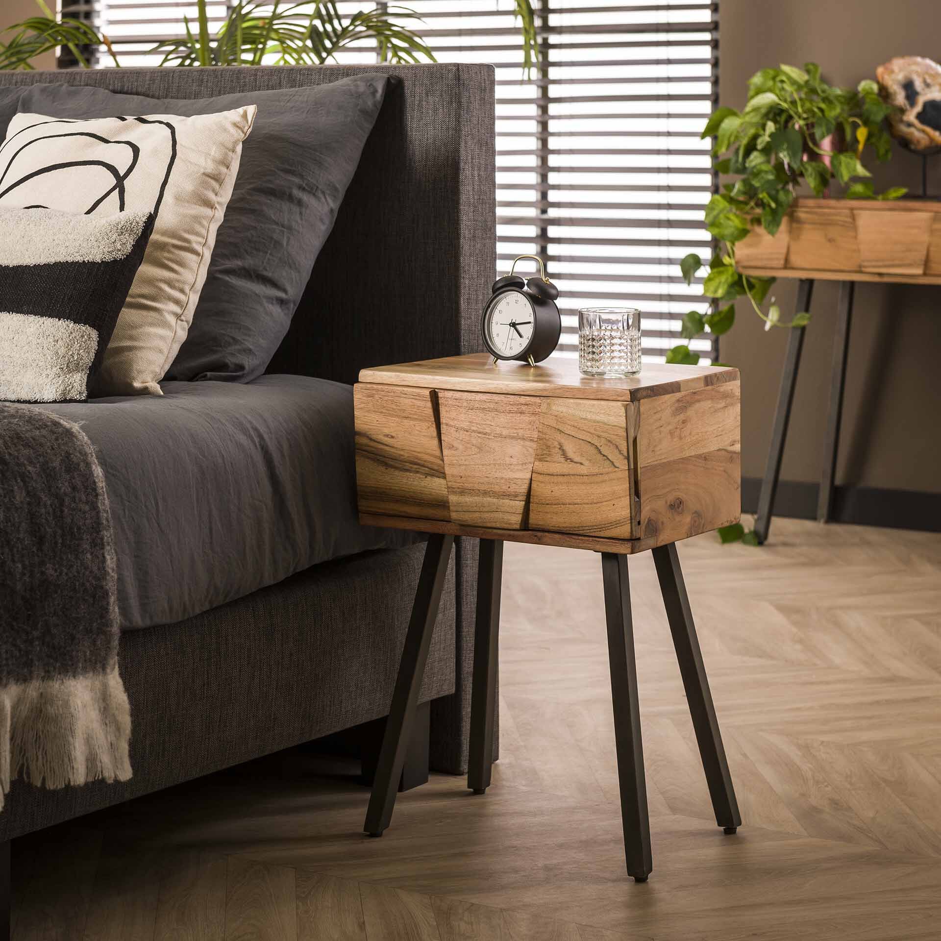 Eryka Nachtkastje van Massief Acaciahout – Natuurlijke stijl met Moderne Metalen Poten