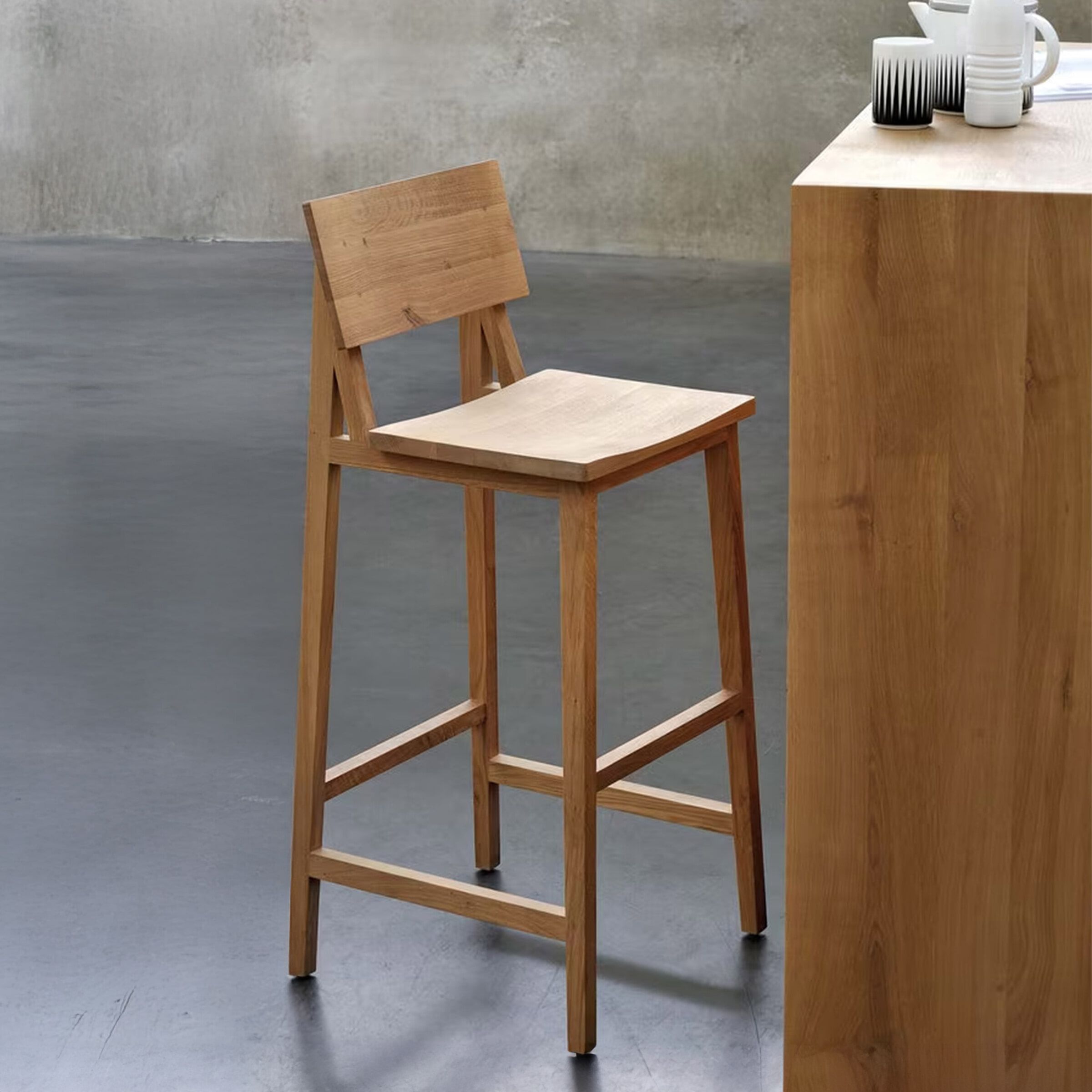 Ethnicraft Barstoel N4 Gevernist Eikenhout – Natuurlijke elegantie voor elke bar