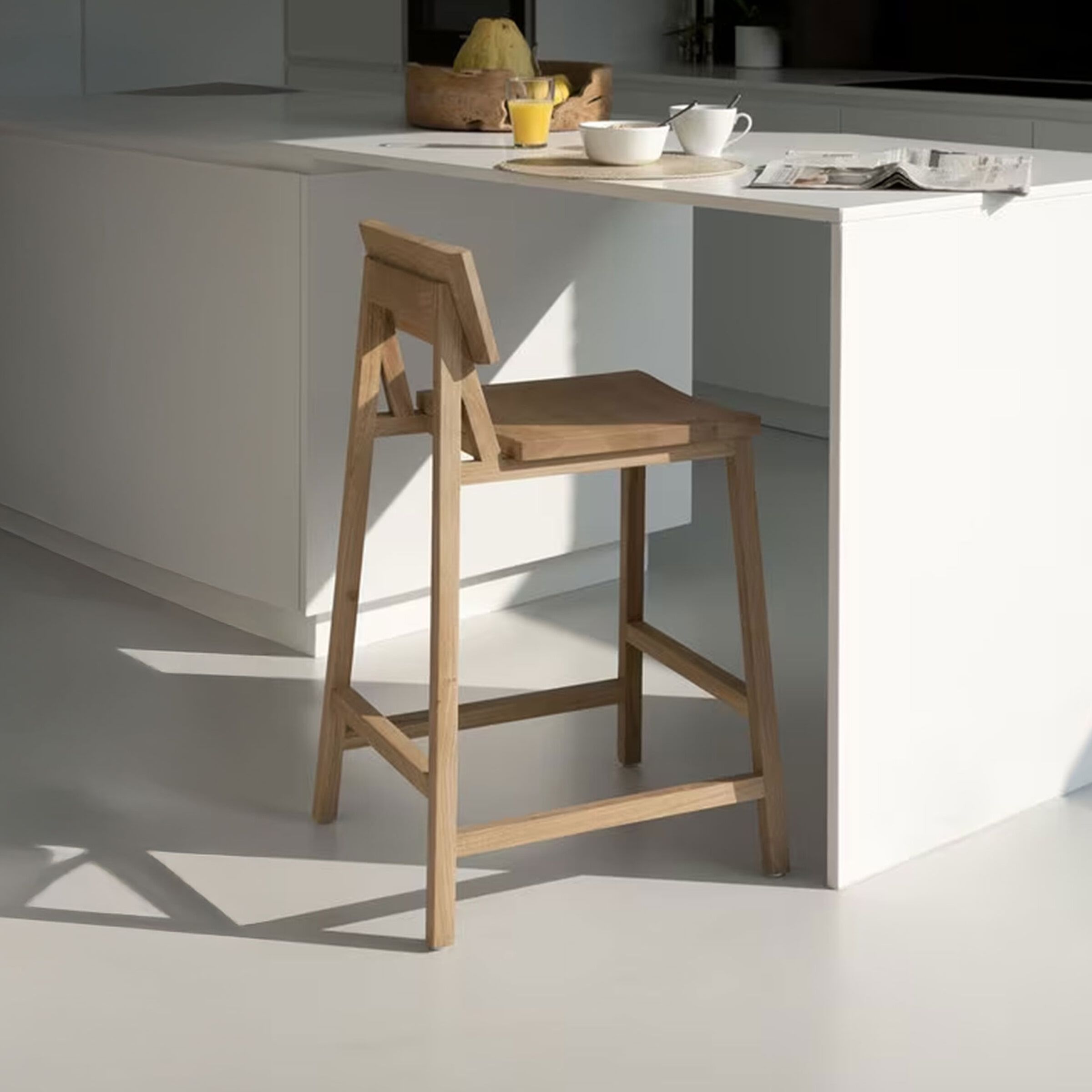 Ethnicraft N3 Barstoel – Elegante massief eiken barkruk met natuurlijke afwerking