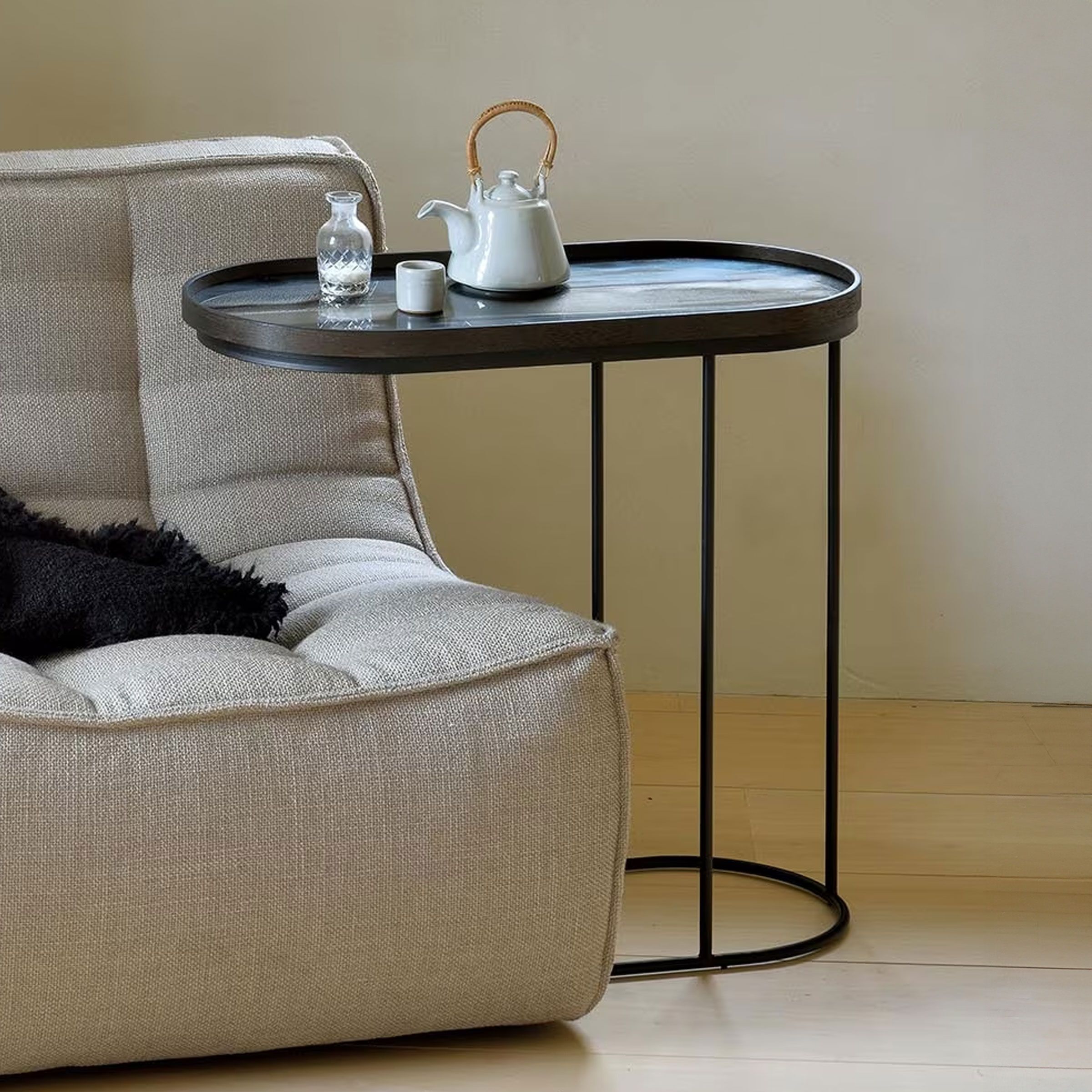 Ethnicraft Ovale Bijzettafel – Zwart Gelakt Houten Frame met Flexibel Tray‑Systeem