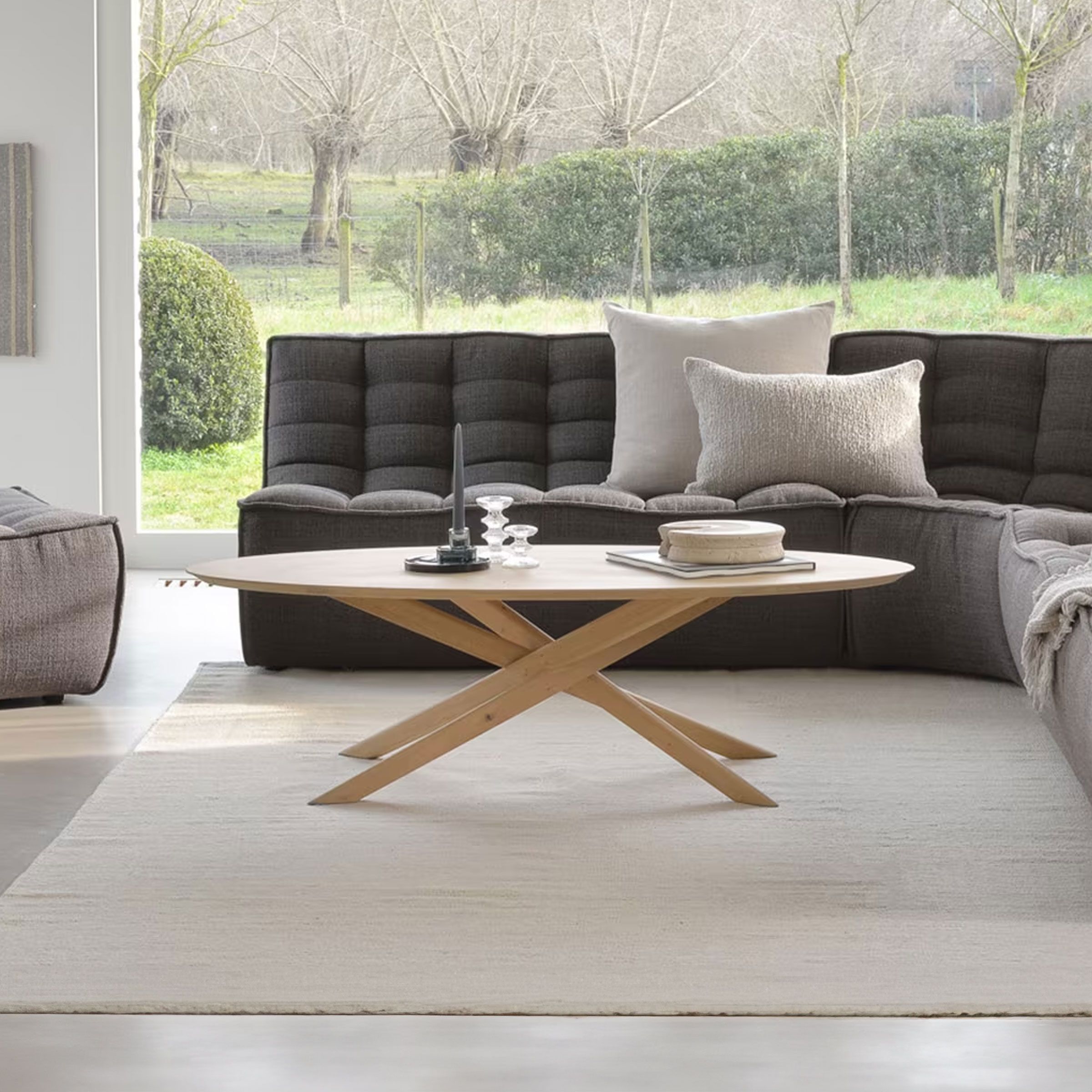 Ethnicraft Ovale Salontafel Mikado – Geolied eiken, 143 × 67 cm – Natuurlijke elegantie voor uw woonkamer