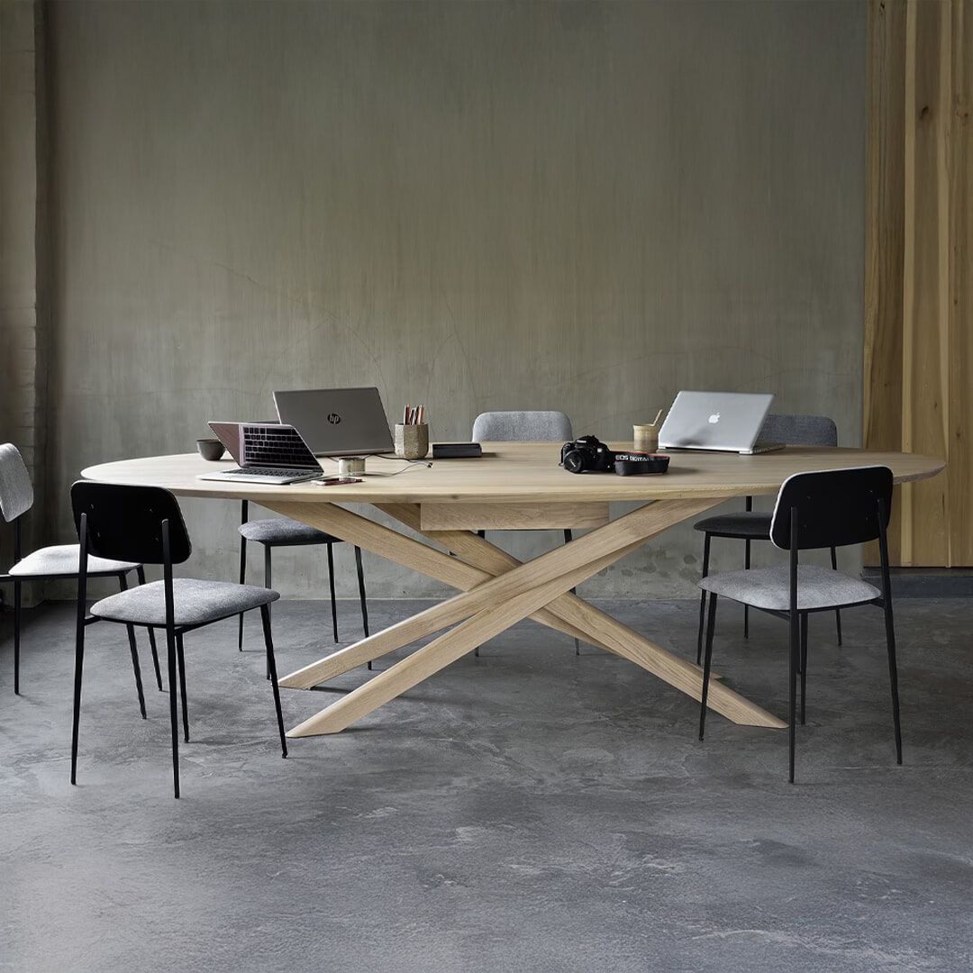 Ethnicraft Ovale Vergadertafel Mikado – massief eiken, elegant en functioneel