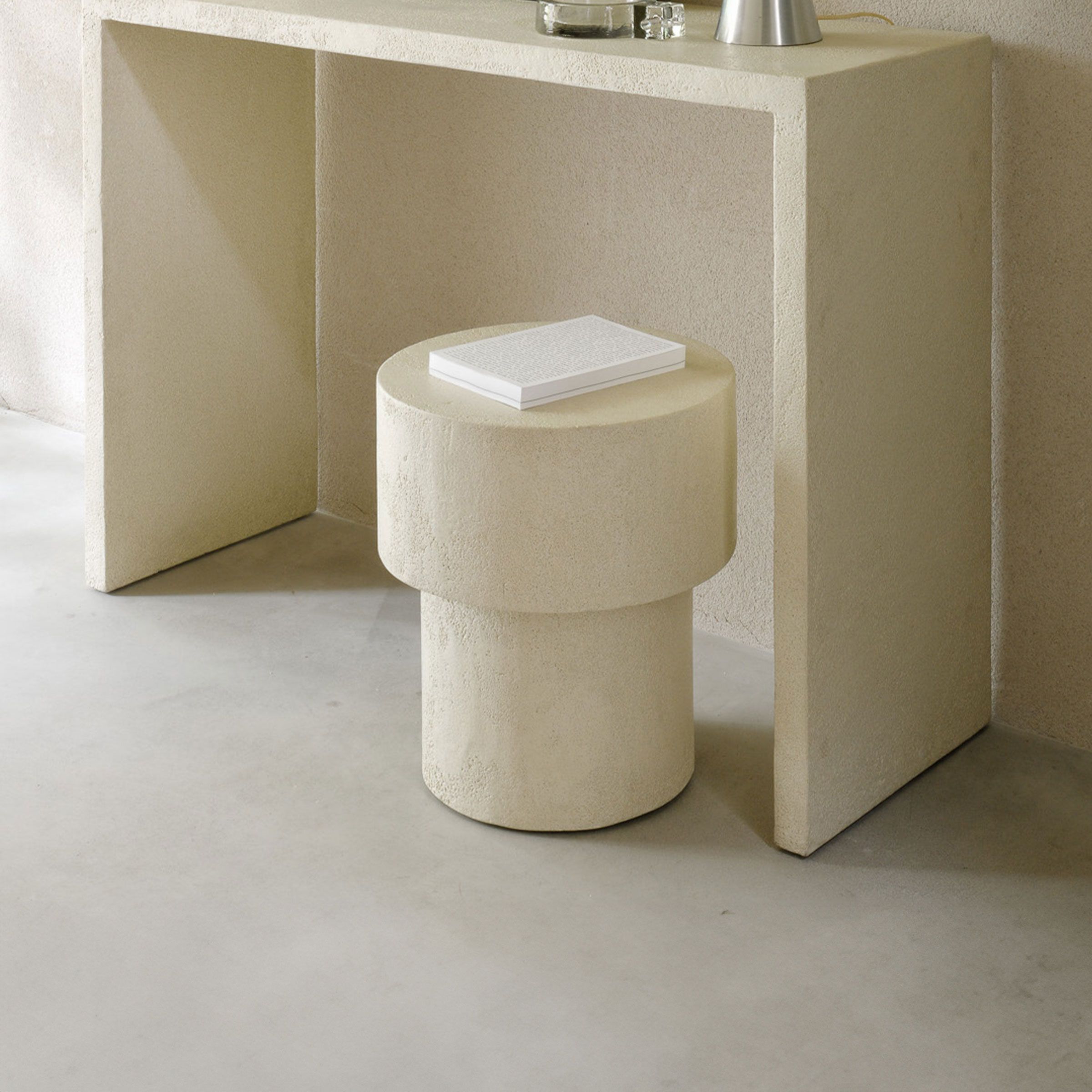 Ethnicraft ronde bijzettafel Elements microcement – Off White 41 cm