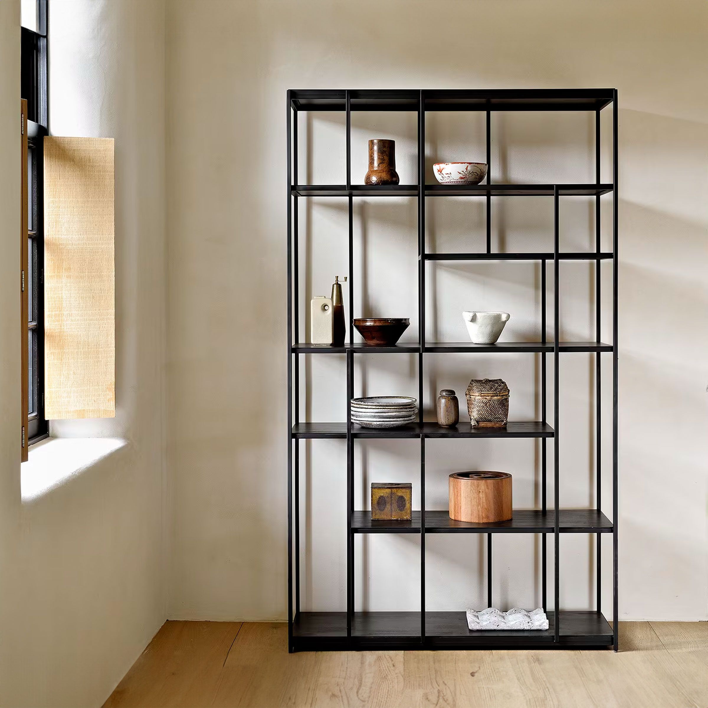 Ethnicraft Studio Wandrek – Zwarte Teakhouten Rek met Metalen Frame
