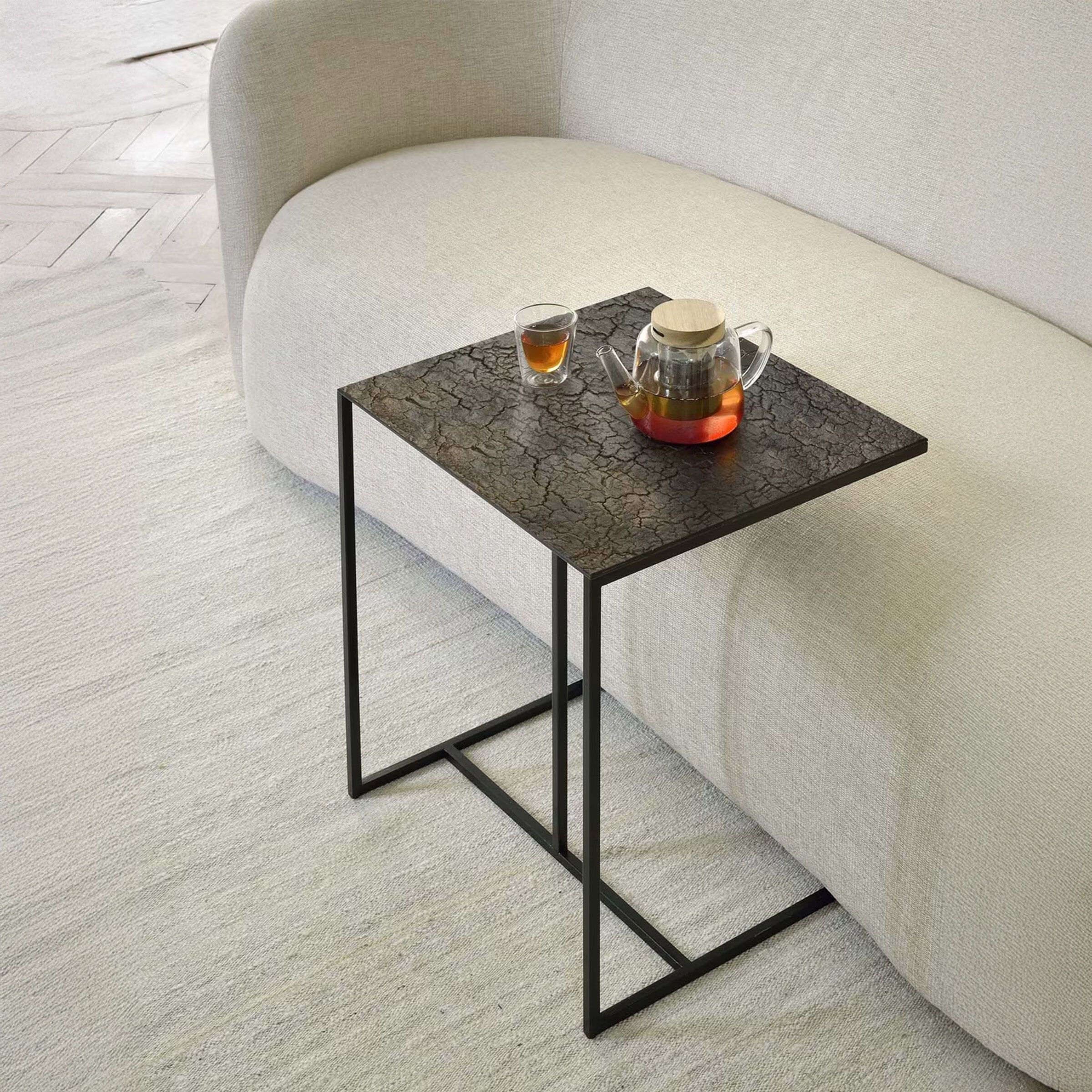 Ethnicraft Tripic Bijzettafel – Compacte Whisky‑tint met Minerale Bladtop