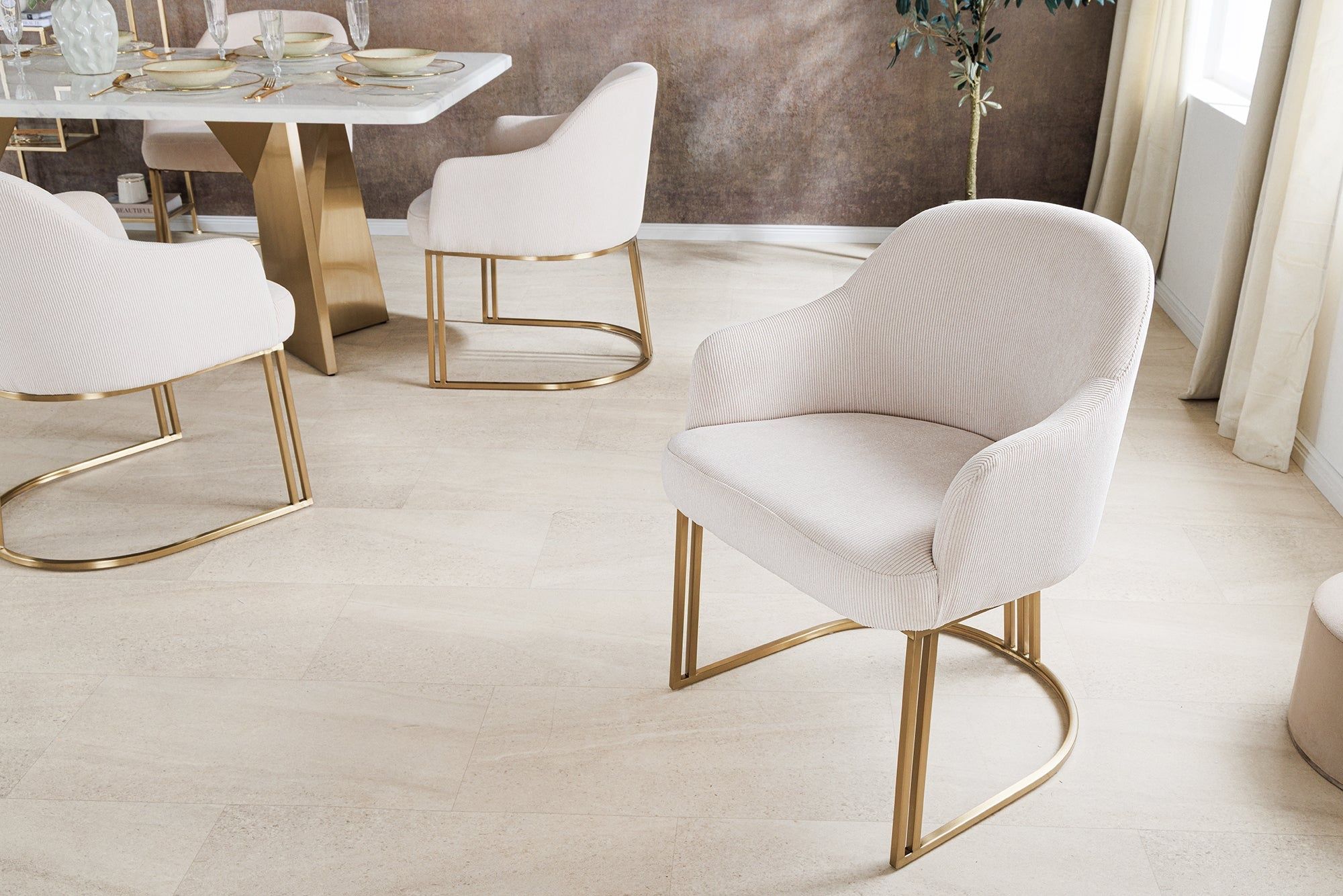 EXTRAVAGANCIA – Luxe armleuningstoel in zacht beige corduroy met gouden accenten