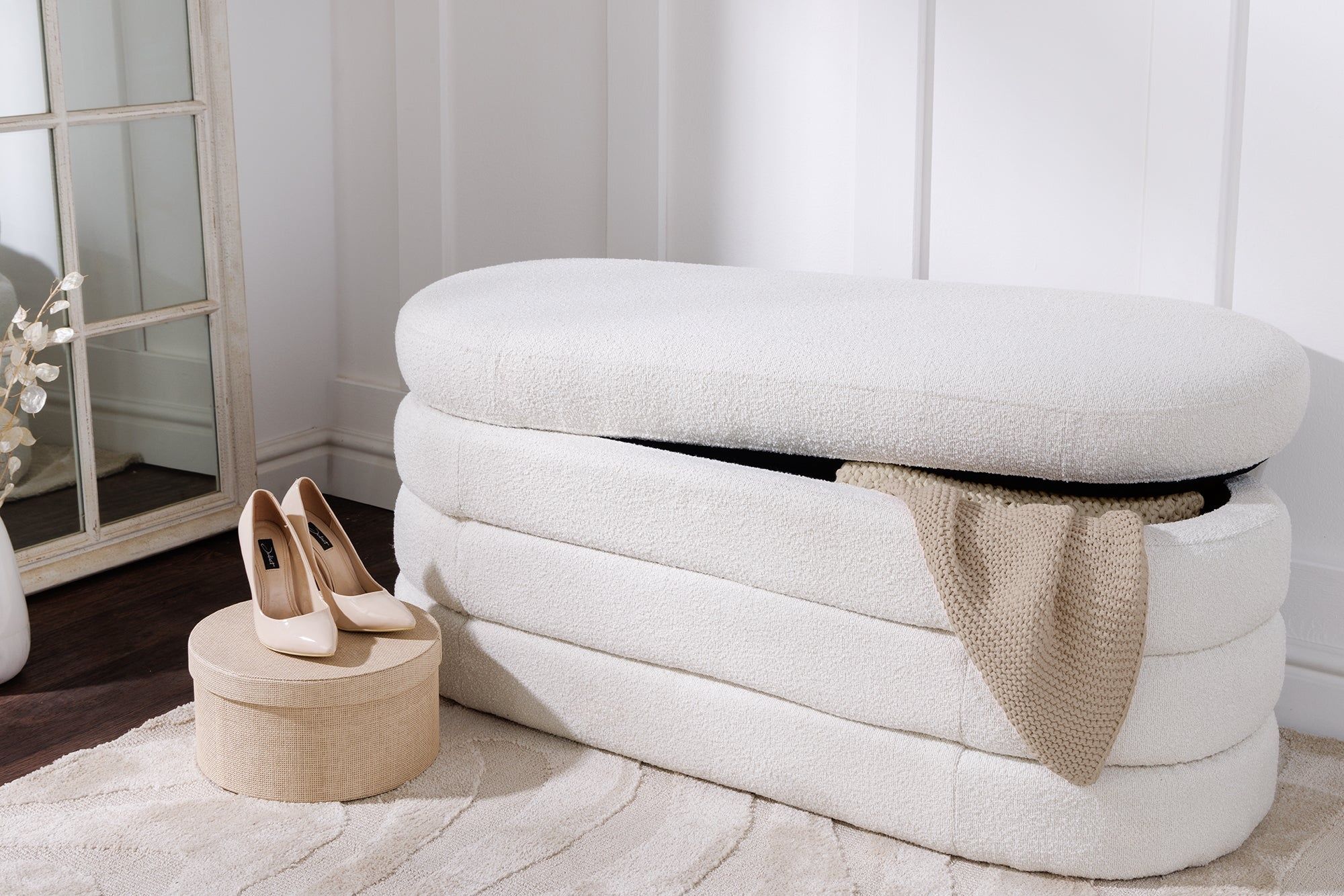 Extravagante Gestoffeerde VOGUE Bouclé Bank 115 cm – Cremewit met Handige Opbergruimte