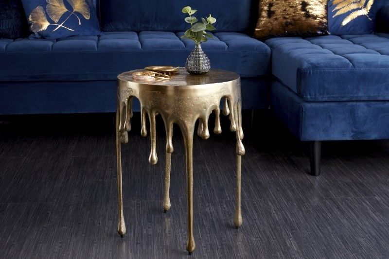 Extravagante gouden bijzettafel Liquid Line – strakke druppelvorm van Invicta Interior