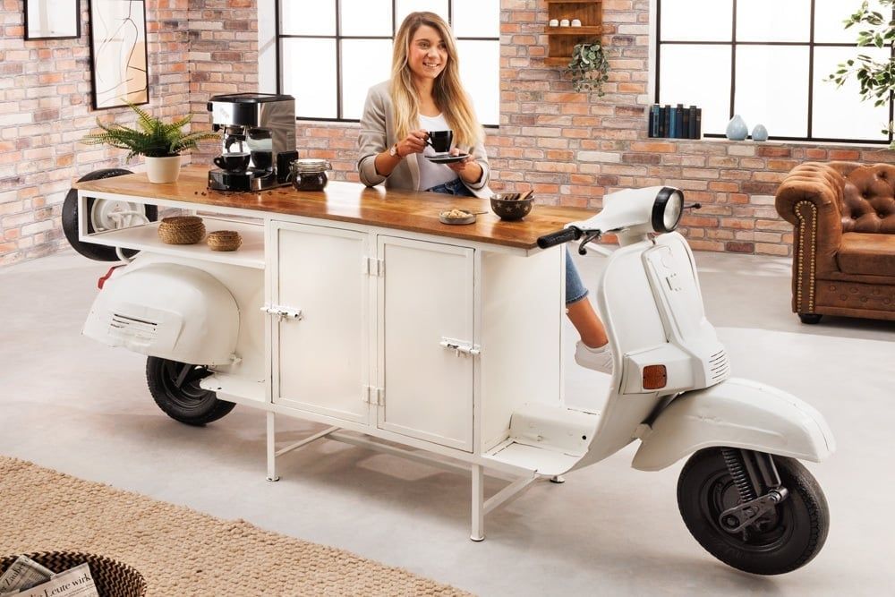 Extravagante witte barkast met retro scooter design en mangohout upcycling – Invicta Interior