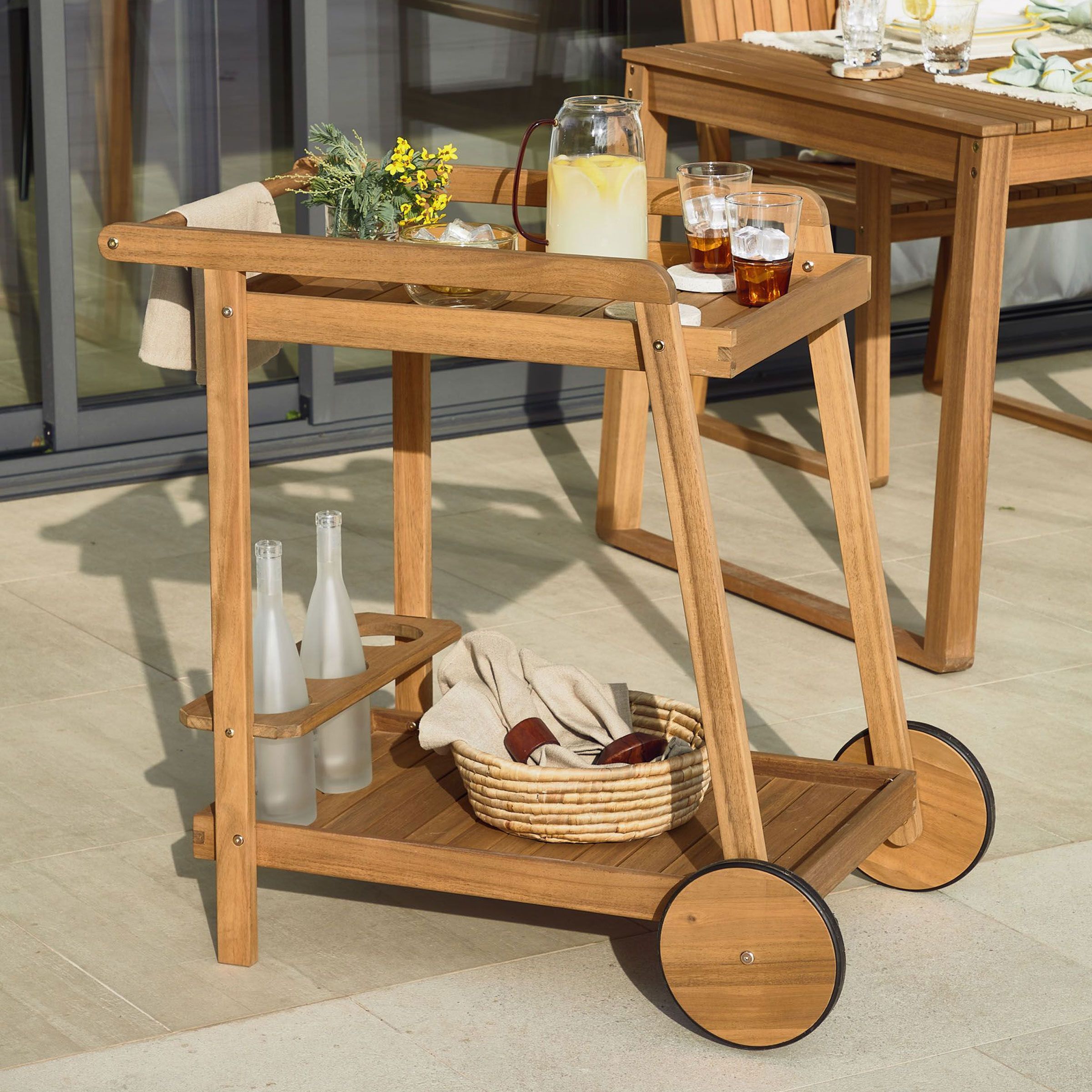 Felisa bijzettafel‑trolley van Kave Home – natuurlijk acaciahout