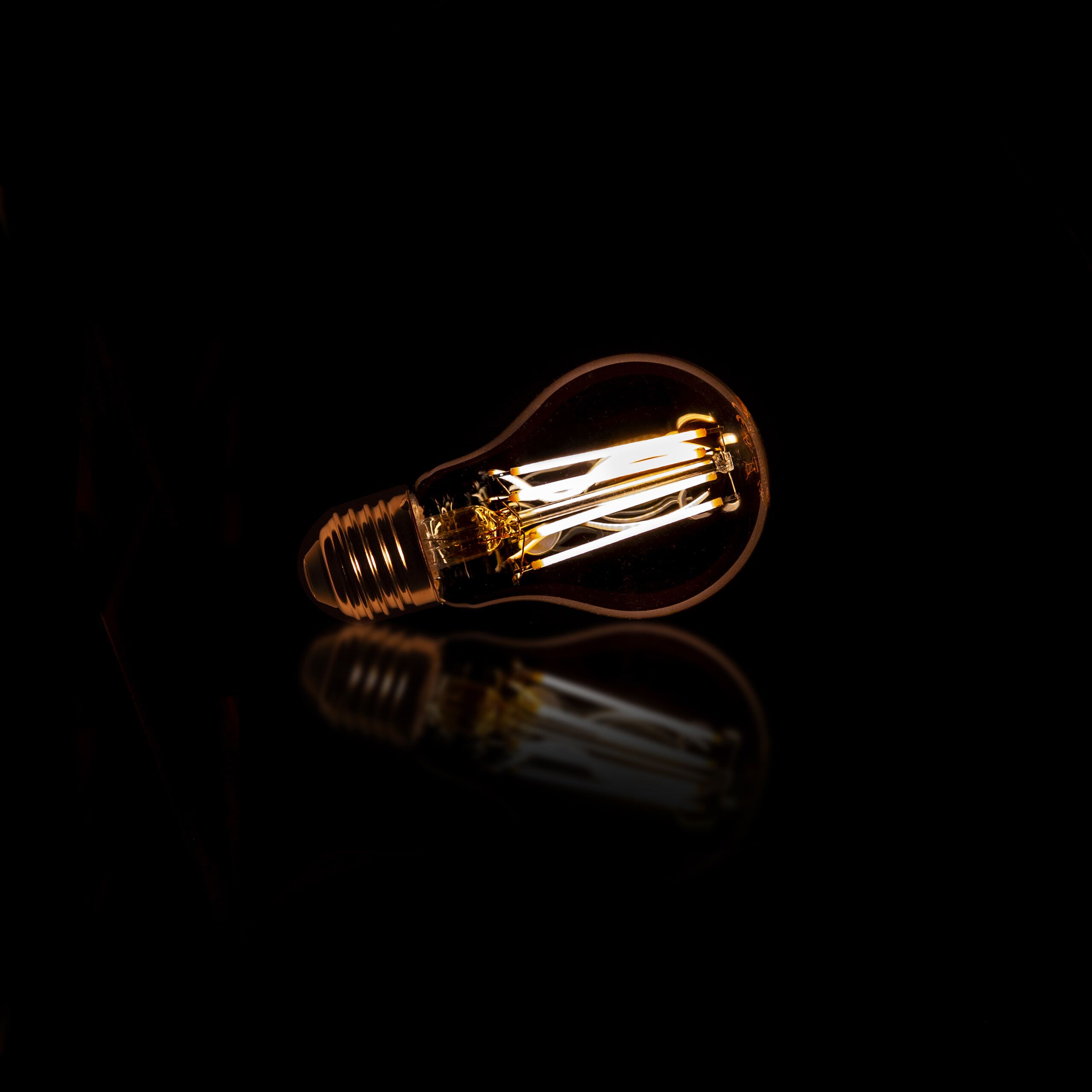 Goldline dimbare LED kooldraadlamp E27 – warm amberlicht voor elke ruimte