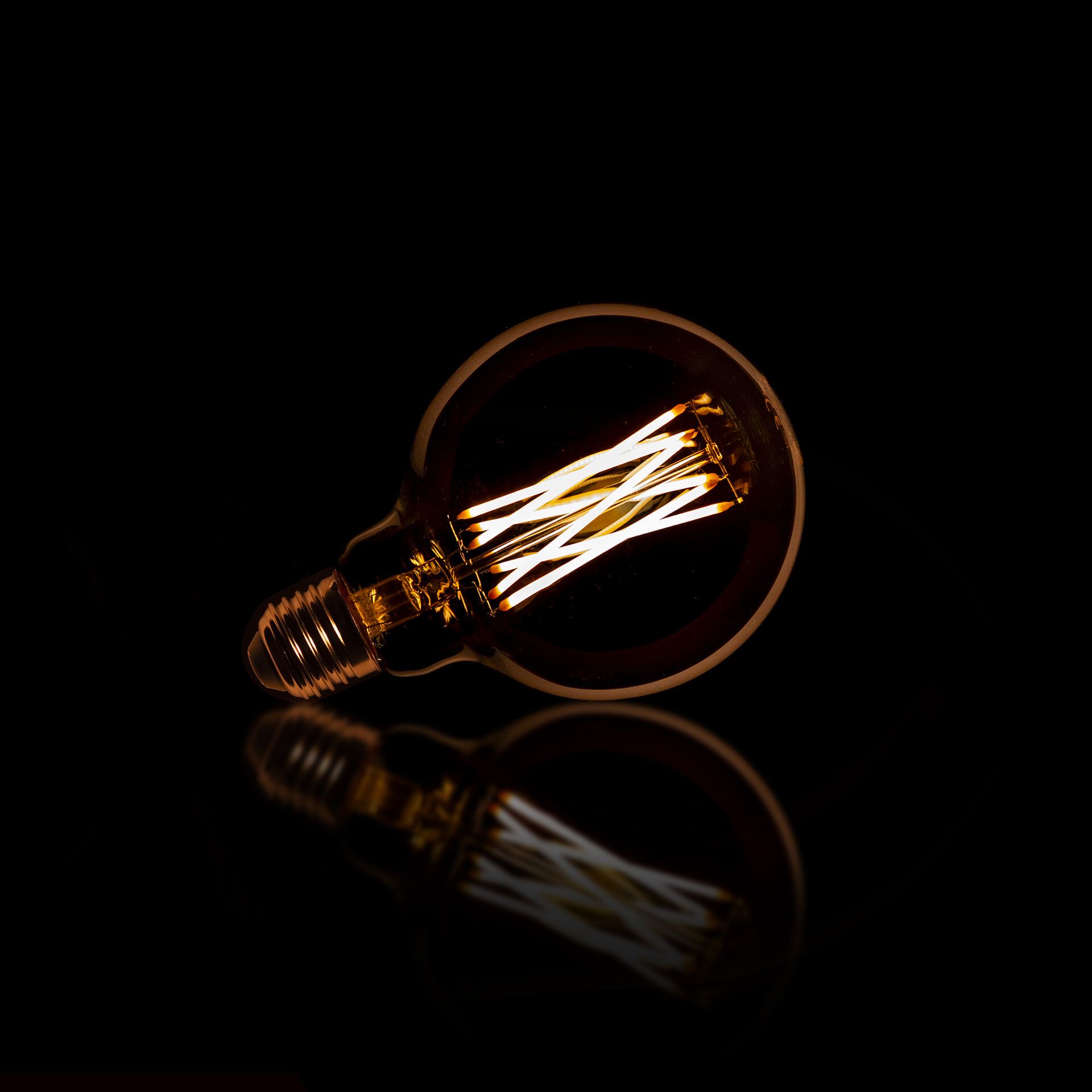 Goldline Kooldraadlamp Bol L – Dimbare LED van 6 W met amberkleurig glas