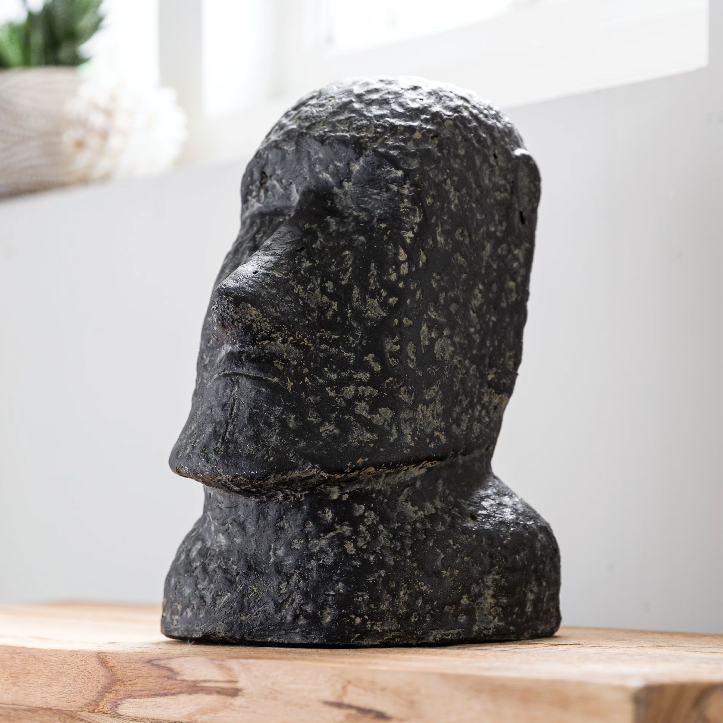 Grijs Moai Ornament van MUST Living – Moderne Sculptuur voor Elk Interieur