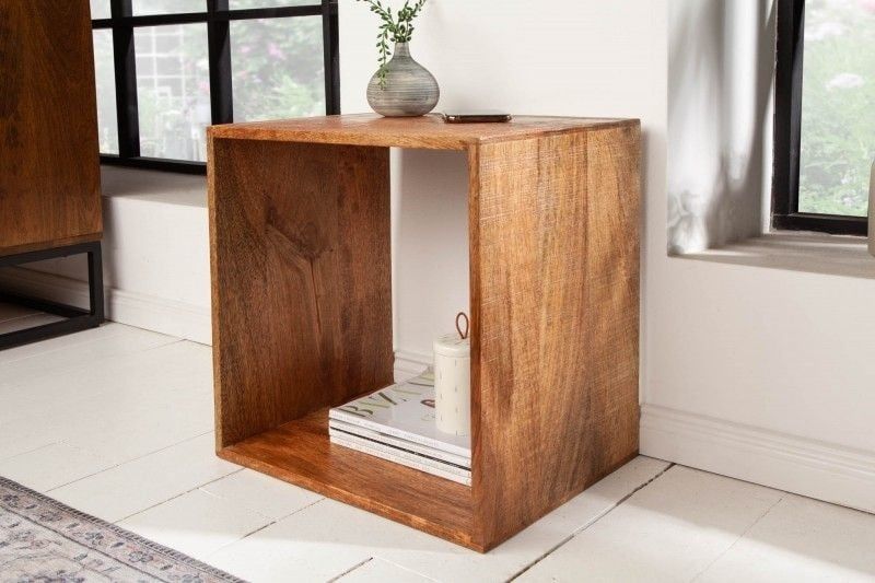 Handgemaakte bijzettafel MAKASSAR – 43 cm mangohouten plank voor een warme slaapkamer