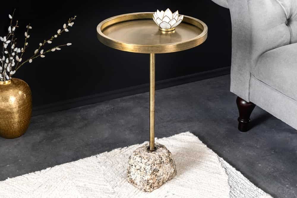 Handgemaakte Bijzettafel TRAYFUL – 60 cm, antiek messing & marmerbasis