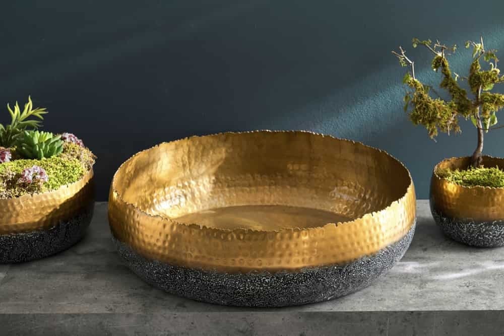 Handgemaakte decoratieve kom ORIENT – 52 cm, goud met patina, klassiek gehamerd