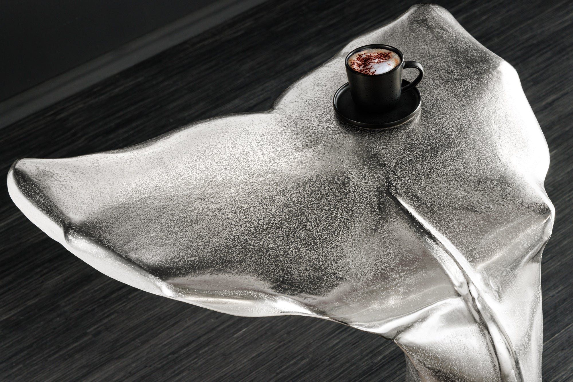 Handgemaakte Design Bijzettafel Whale Fin – 60 cm Zilveren Metaal – Invicta Interior