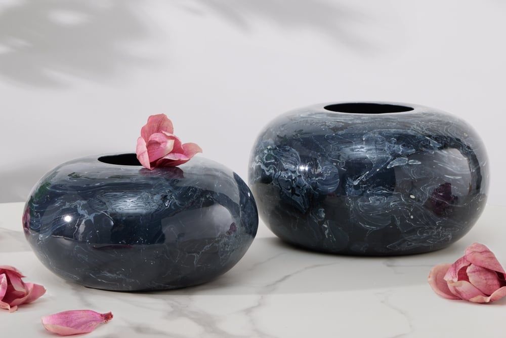 Handgemaakte designset van twee zwarte marmeren vazen – STONE 25 cm