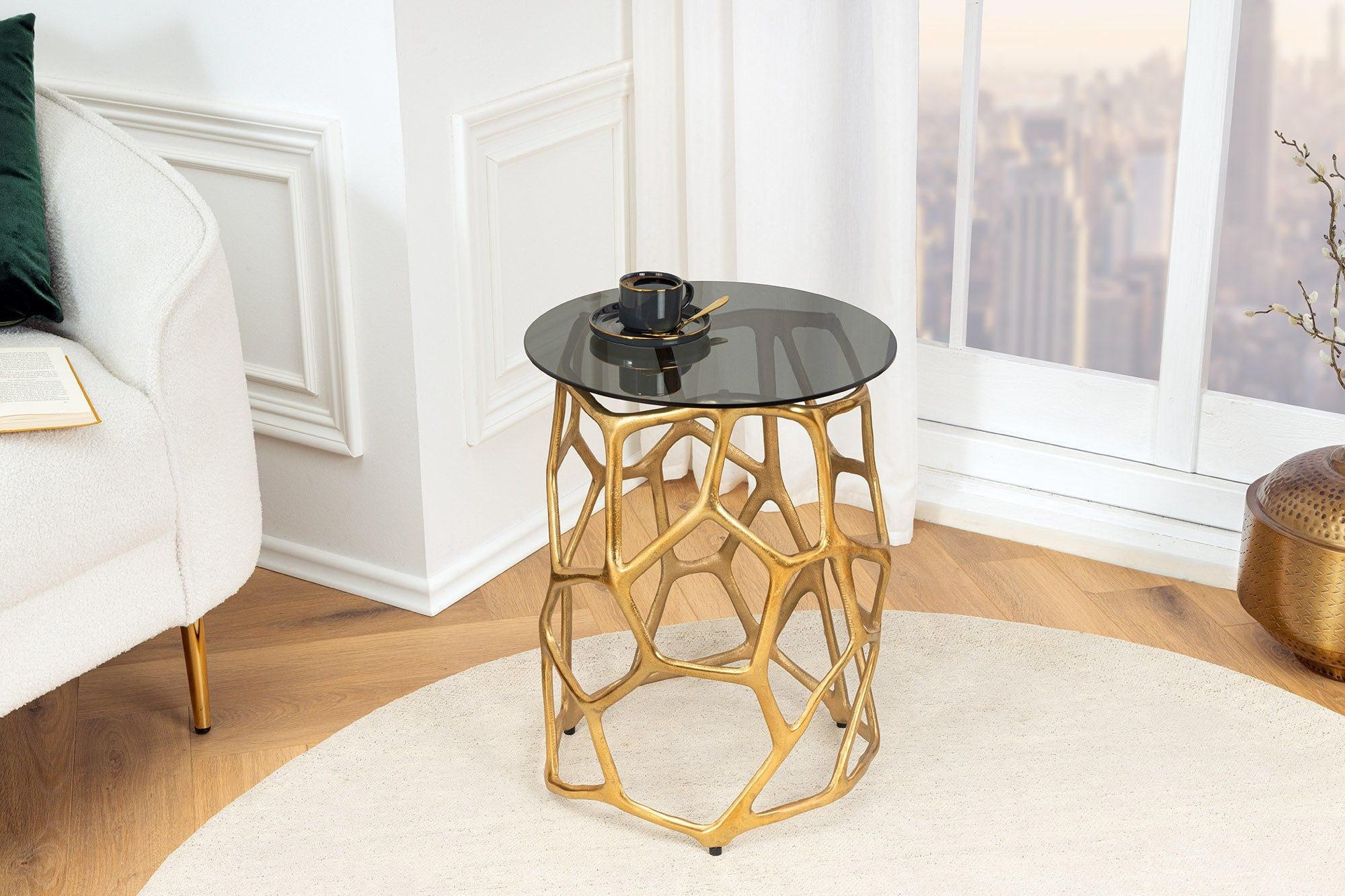 Handgemaakte Liquid Geometry bijzettafel – ronde goud‑metallic look met zwart glas
