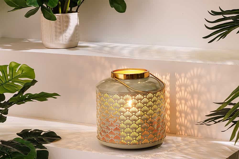 Handgemaakte pastelgroene metalen lantaarn CANDLELIGHT – compact design voor warme sfeer