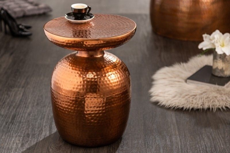 Handgemaakte ronde bijzettafel ORIENT – elegant koperkleurig design