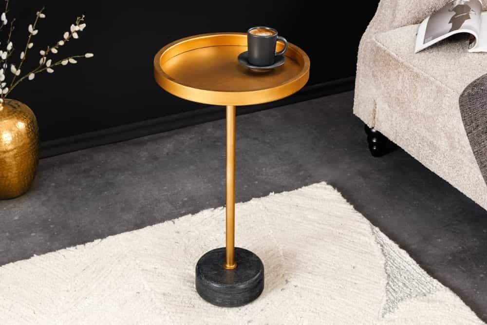 Handgemaakte ronde bijzettafel TRAYFUL – 60 cm goud ijzer met marmeren voet