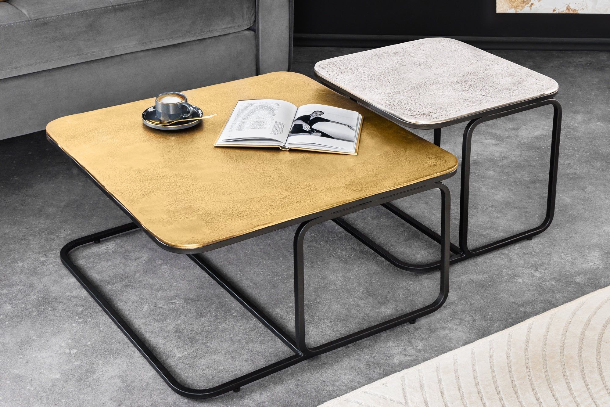 Handgemaakte Set van 2 Abstracte Salontafels – Goud, Zilver & Zwart – 60 cm – Invicta Interior