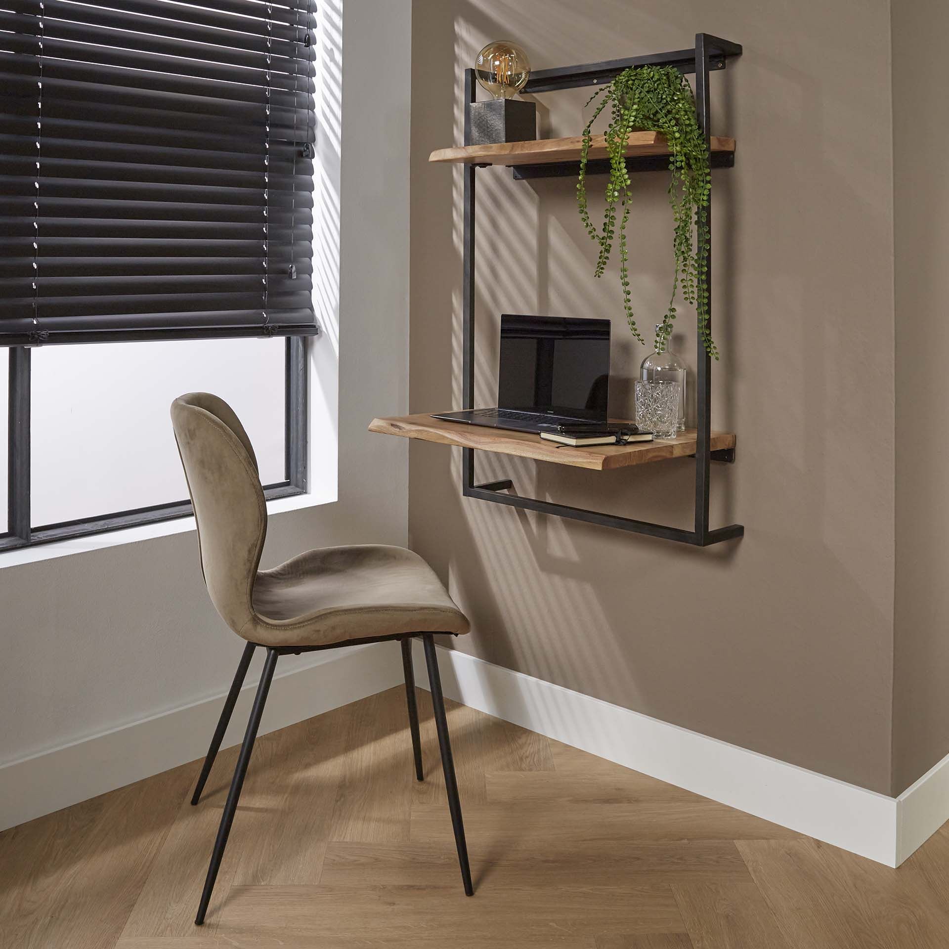 Hangend bureau Sharlie van LifestyleFurn – massief acacia, ruimtebesparend en stijlvol