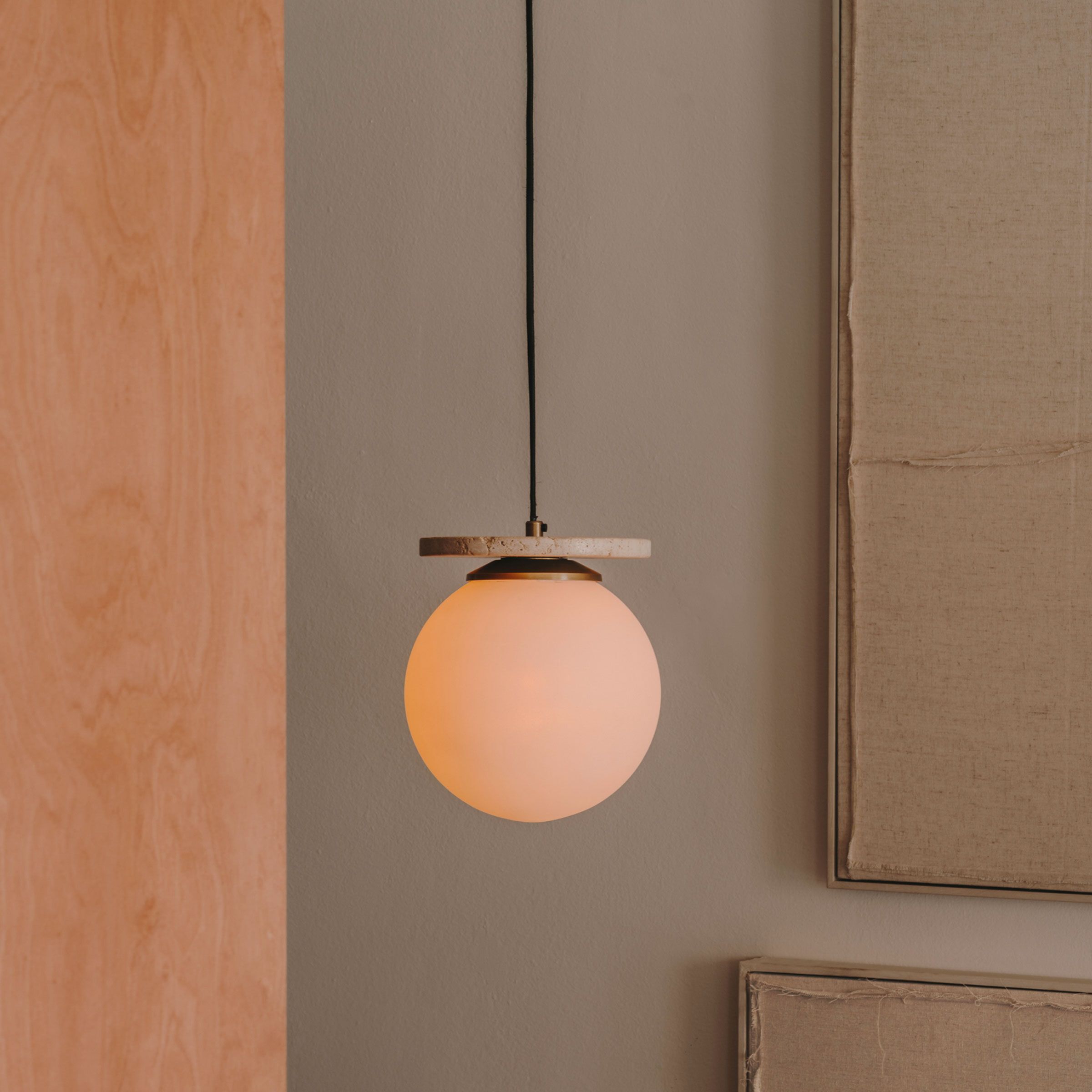 Hanglamp Malachi van Kave Home – Elegante travertijn & glas in wit