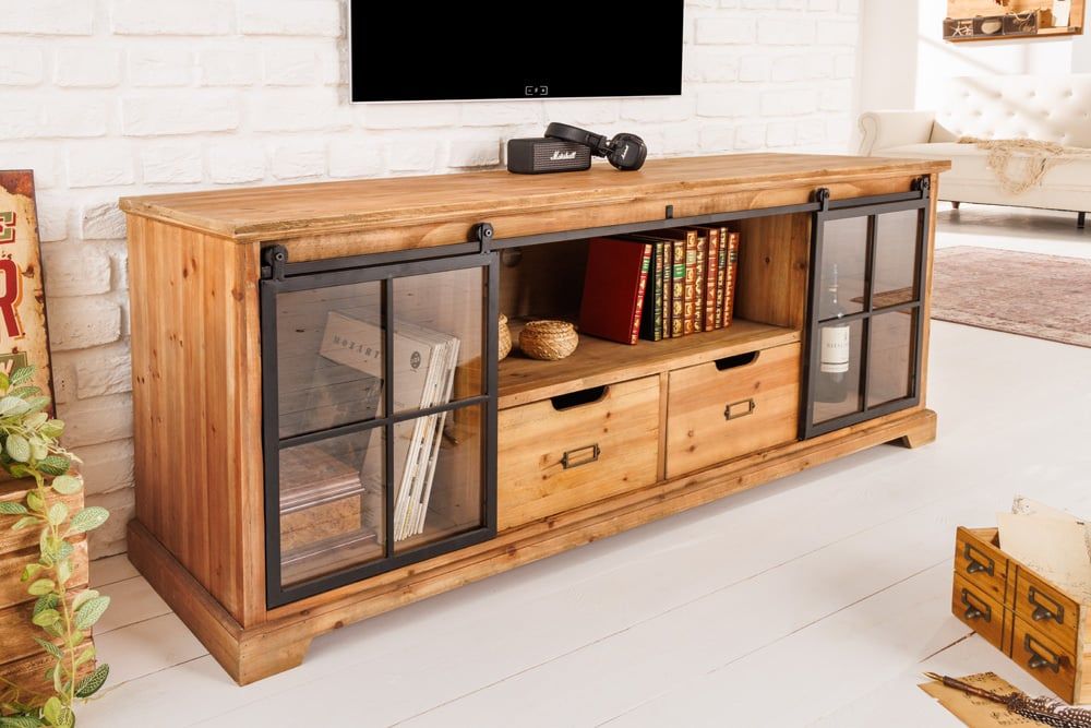 Heritage massief dressoir 160 cm – natuurgrenen met industriële deuren en metalen vitrinekast