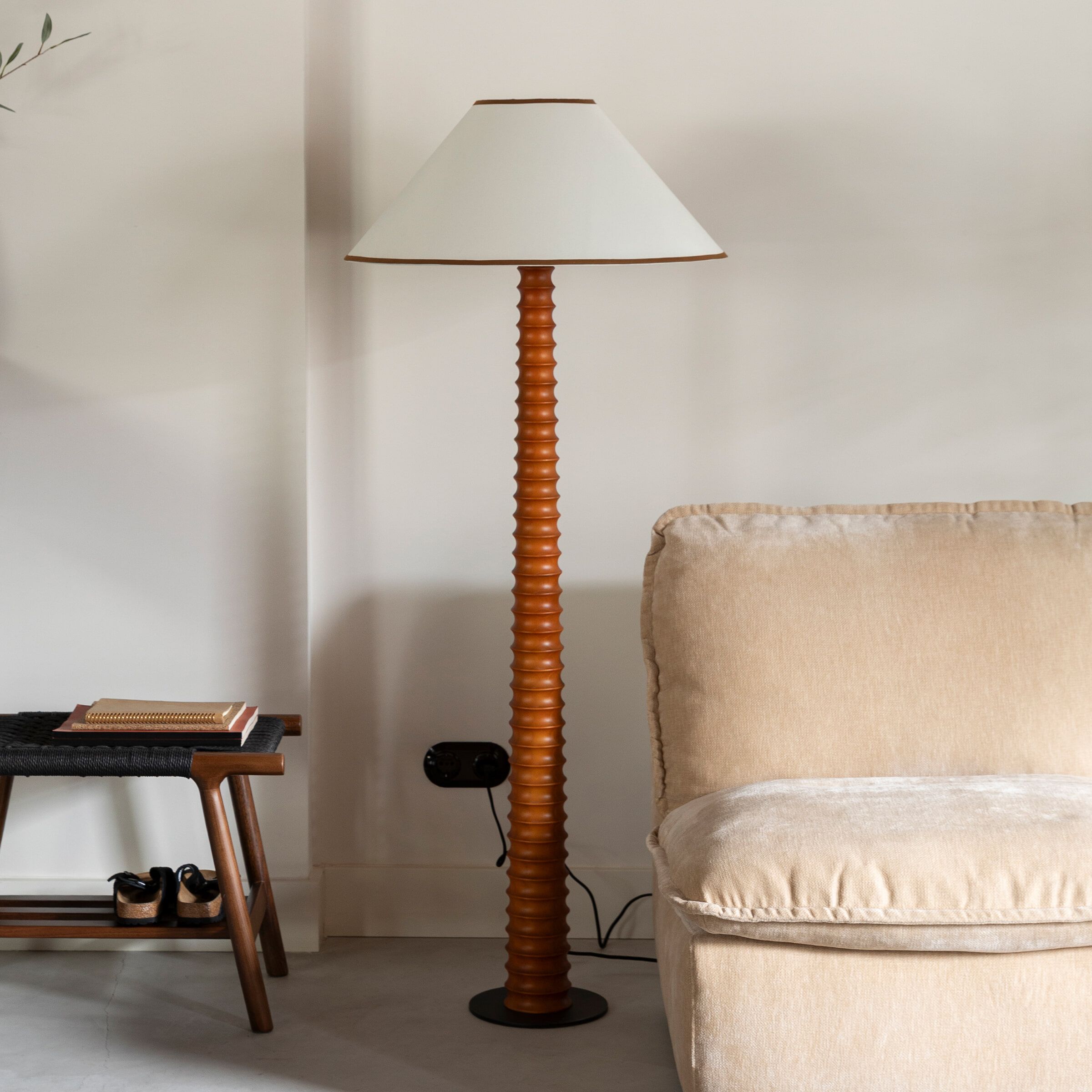 Horace Vloerlamp – Elegante witwitte lamp met massief eikenvoet en katoenen kap